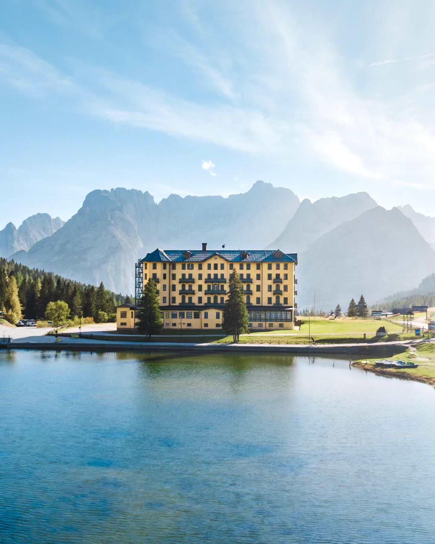 &bull; THAT hotel, you know, the one everybody seems to know? Can't miss it when visiting Lago di Misurina in the Italian Dolomites ⛰️⁠
⁠
👉🏻 Everything about Italy in one place #mitevisuals_italy 🇮🇹⁠
⁠
🙋🏼&zwj;♂️ Follow @mitevisuals for more⁠⁠
⁠
