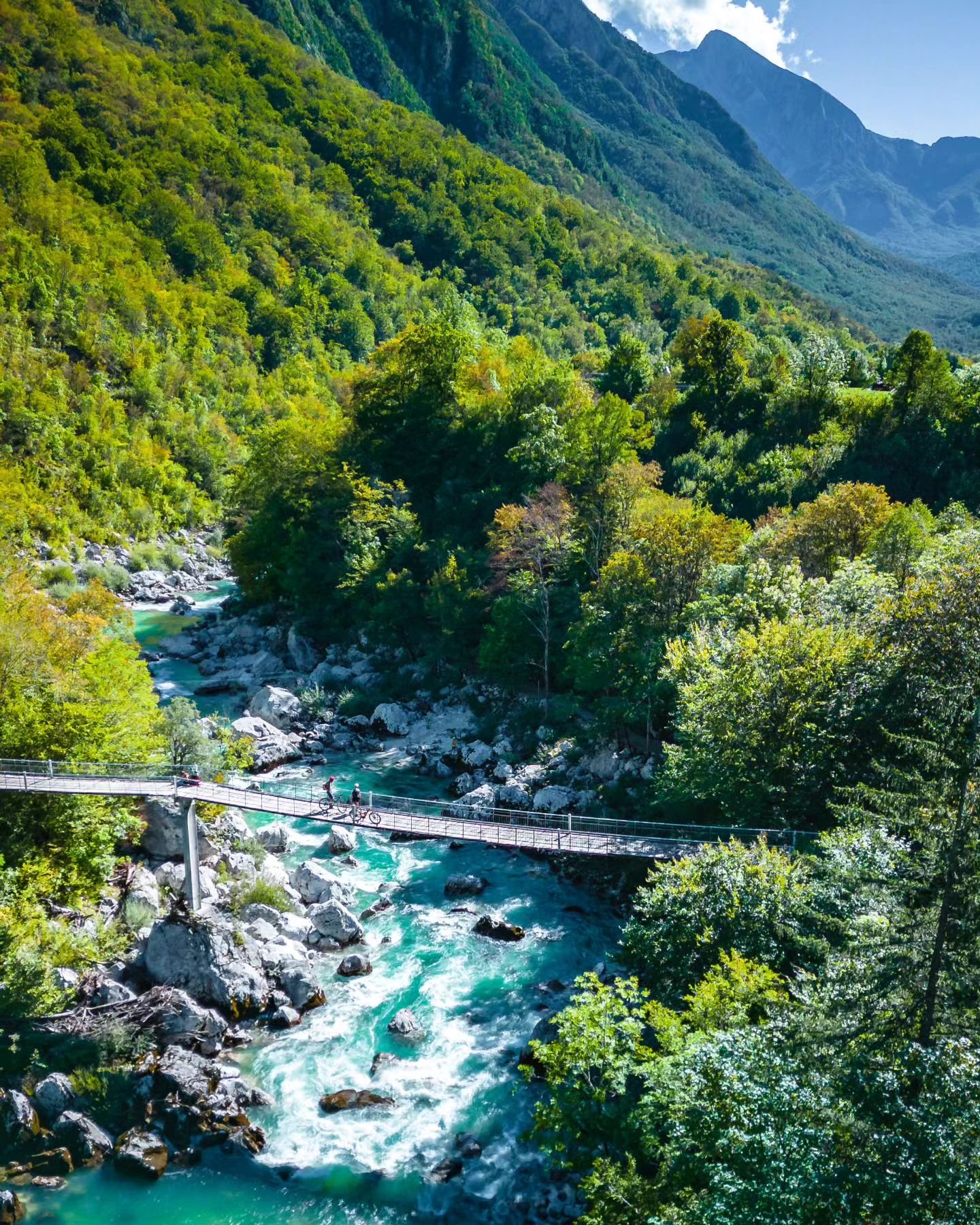 &bull; Crossing the vibrant Soča river by mountain bike 🇸🇮⁠ with @on_trek⁠
⁠
👉🏻 Everything about Slovenia in one place #mitevisuals_slovenia 🇸🇮⁠
⁠
🙋🏼&zwj;♂️ Follow @mitevisuals for more⁠
⁠
&bull;⁠
&bull;⁠
&bull;⁠
#bridge #bikes #crossing #mou