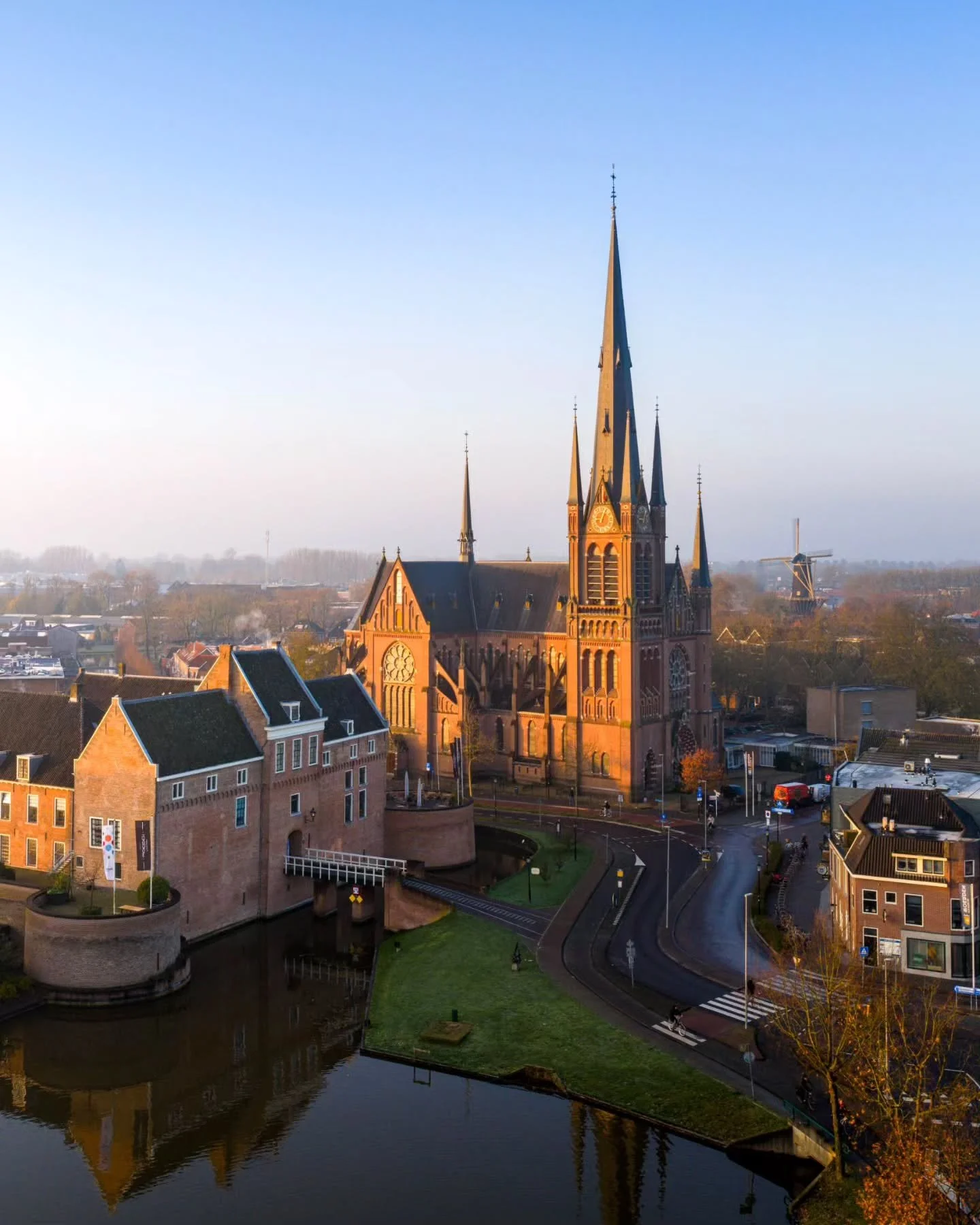 Good morning from the Dutch city of Woerden. The castle, church and windmill all aligned beautifully this Autumn morning 😍⁠
⁠
🙋🏼&zwj;♂️ Follow @mitevisuals for more⁠ ⁠
⁠
#woerden #castle #church #sunrise #thenetherlands
