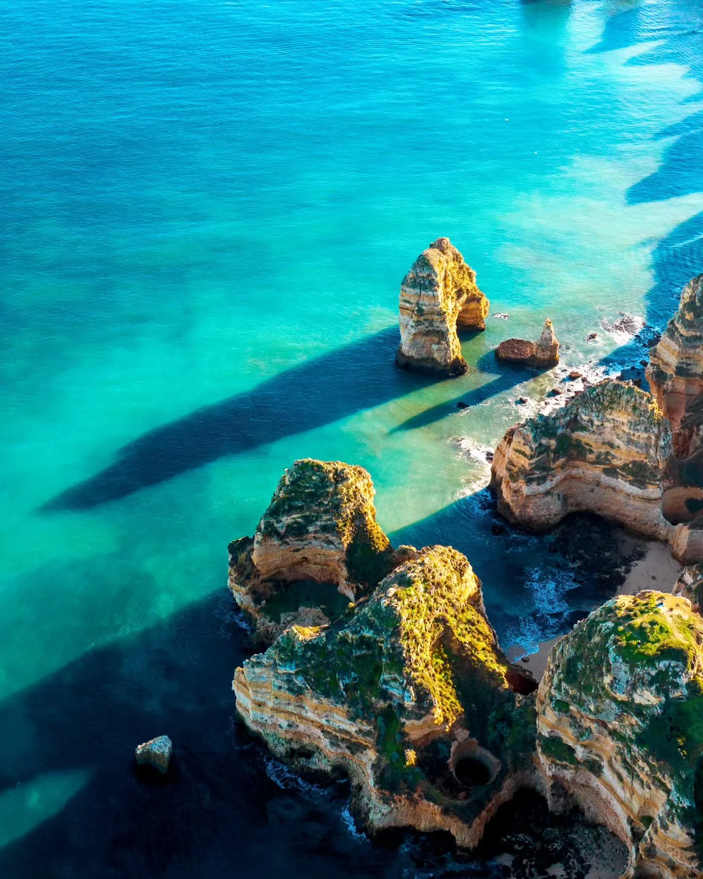 Long shadows and vibrant rocks at the Algarve coastline during winter 🇵🇹⁠
⁠
🙋🏼&zwj;♂️ Follow @mitevisuals for more⁠ ⁠
⁠
#algarve #portugal #shadow #sunset #earth