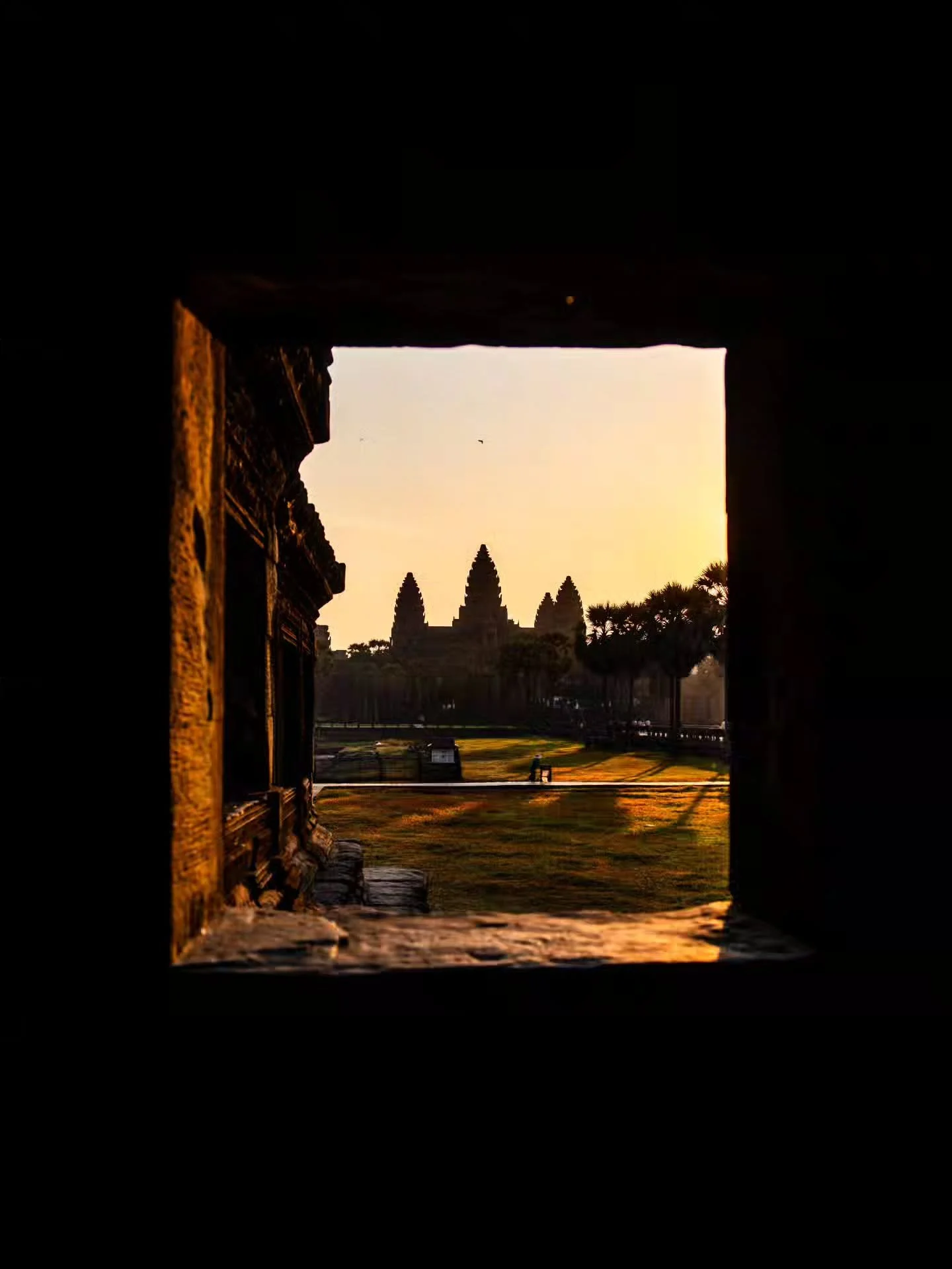Window to Angkor Wat 🇰🇭 Angkor Wat is a massive Buddhist temple complex in Cambodia, and even the largest religious complex in the world. Standing next to the temple from 5AM for sunrise was pure magic 😍⁠
⁠
🙋🏼&zwj;♂️ Follow @mitevisuals for more