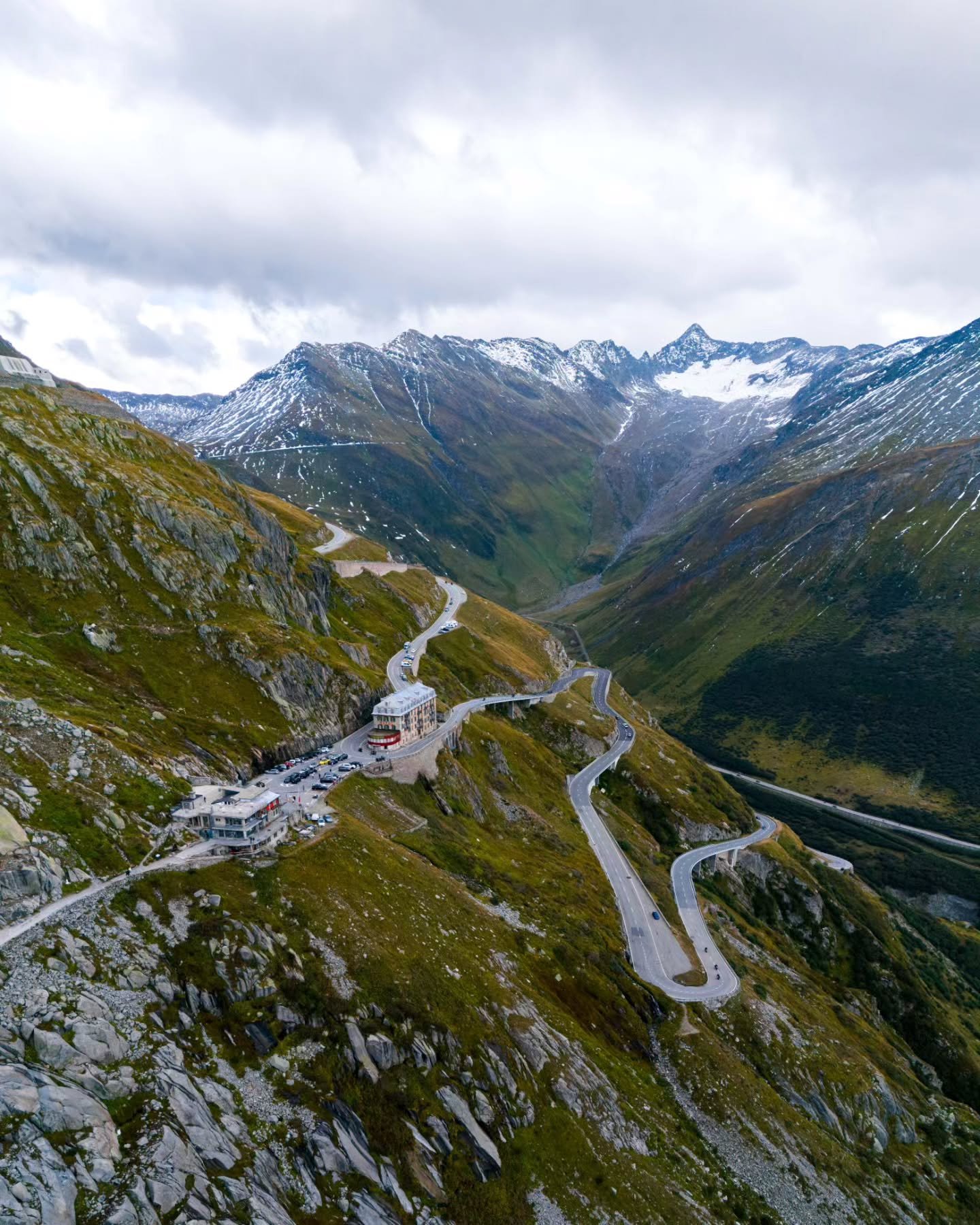 Winding roads of the Furka Pass, Switzerland 🇨🇭⁠
⁠
🙋🏼&zwj;♂️ Follow @mitevisuals for more⁠
⁠
#Hotelbelvedere #Switserland #furkapass #mountains #visitswitzerland