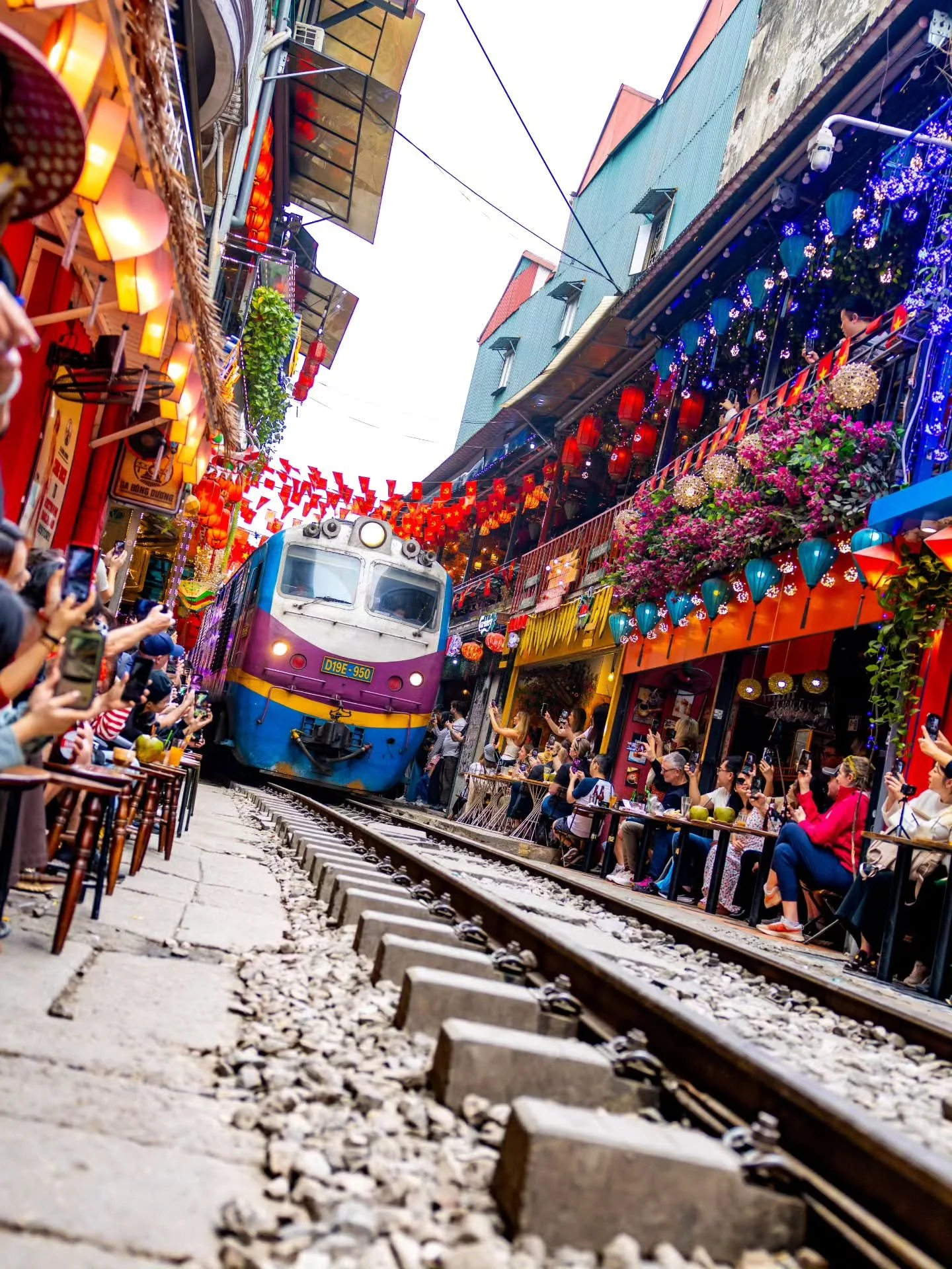 Narrow streets, an overload of small caf&eacute;s and a massive train: The Train Street in Hanoi is as touristic as it is amazing. Be sure to tuck your legs in, order an Egg Coffee and enjoy this on-of-a-kind experience 🇻🇳⁠
⁠
🙋🏼&zwj;♂️ Follow @mi