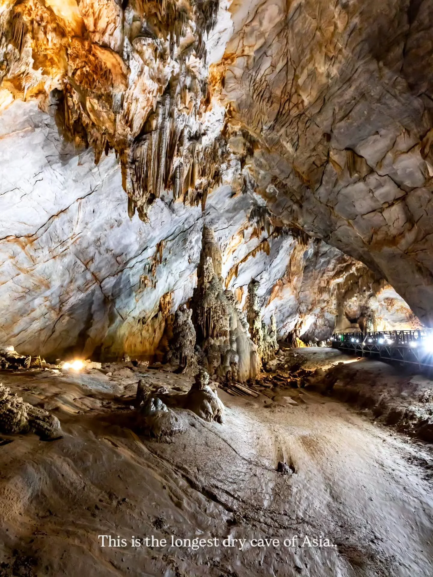 Otherworldly views in Paradise Cave 🇻🇳 This cave near Phong Nha is the longest dry cave in Asia, stretching over 30 kilometers underground, with many stalacties and stalacmites all around 😍⁠
⁠
⁠#vietnam #phonhnha #paradisecave #cave #asia