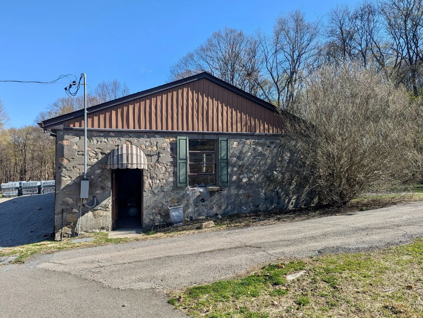 Available for rent in #beaconny - next to Hiddenbrook forest wonderland!
🔑 Full Space: $2,500/month (3 bays | approx. 1,800 sq ft)
🔑 Individual Bay: $1,500/month
Willing to discuss build out costs and collaboration, or to rent as-is. Send a DM!
