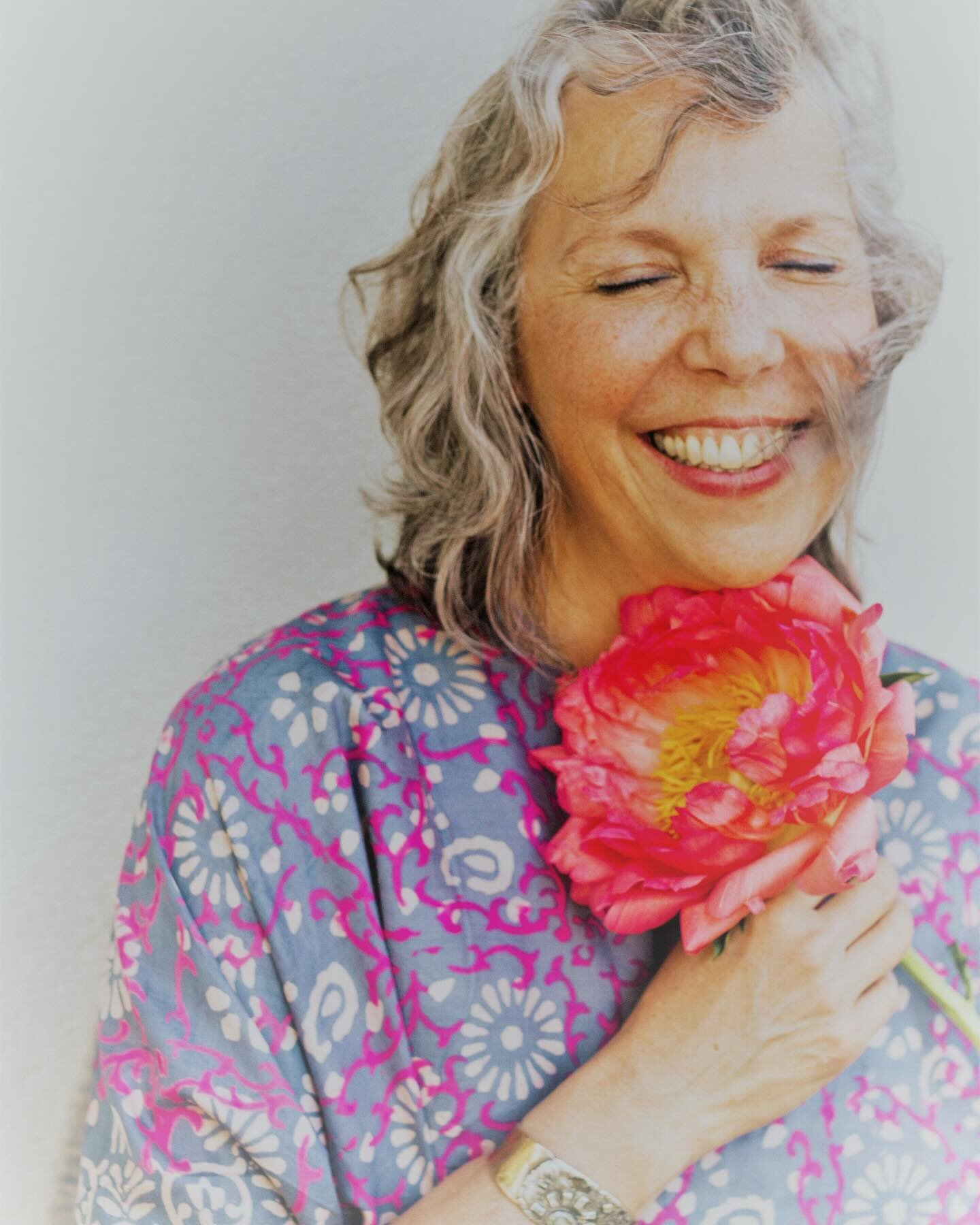 ✨ A personal story about meeting my luminous self. 
⬇️
I unexpectedly met my most luminous self while going through breast cancer treatment in 2019. 

During this time, I turned away from hyperactive achievement culture, rested deeply, and took a div
