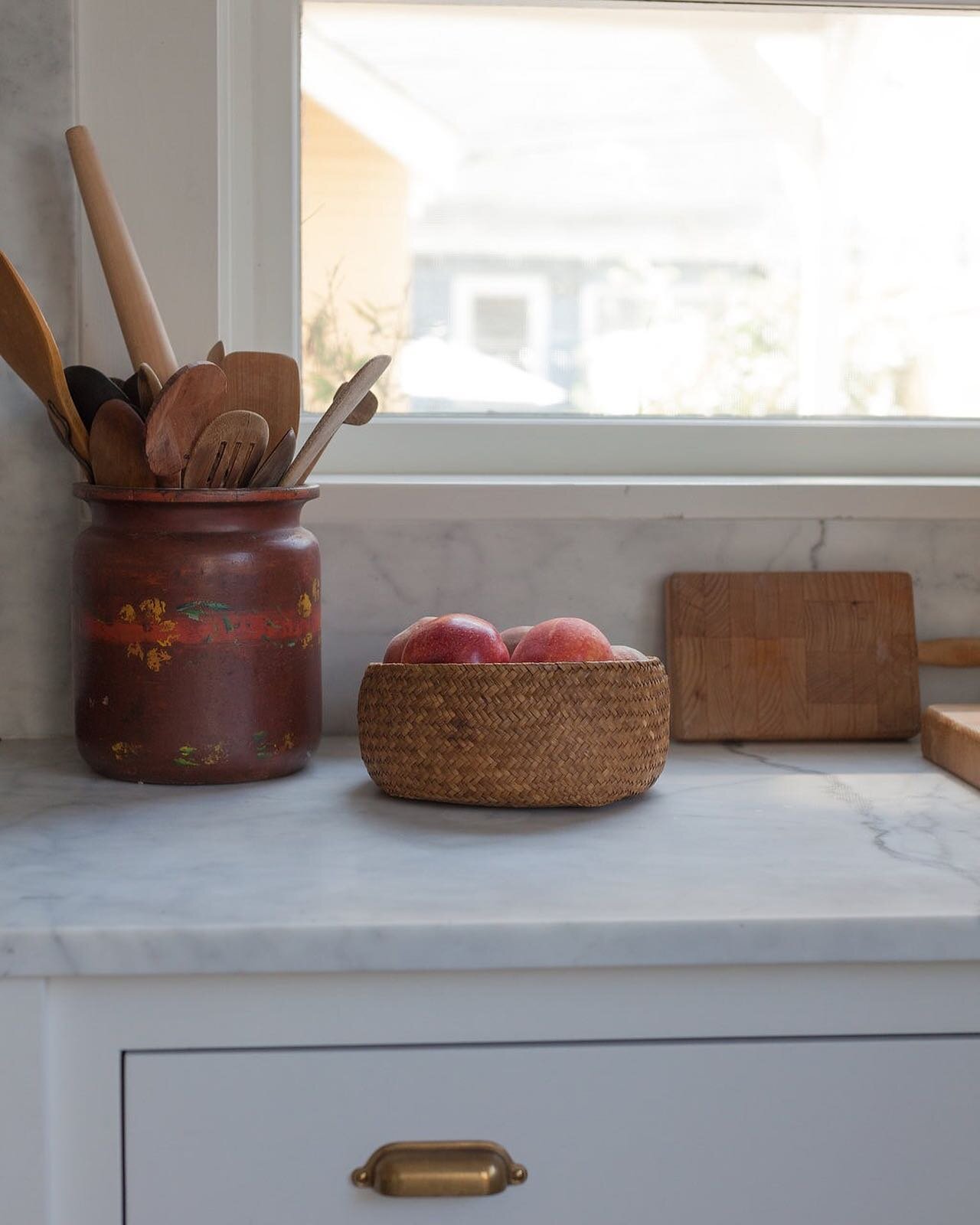 A layered kitchen with all the essentials! I'm  all for an intentionally lived-in, cozy kitchen. Wood cutting boards, well-loved pepper grinders, antique bowls, and ceramic pieces all make my eclectic heart happy. 

Are you all-in on displaying your 