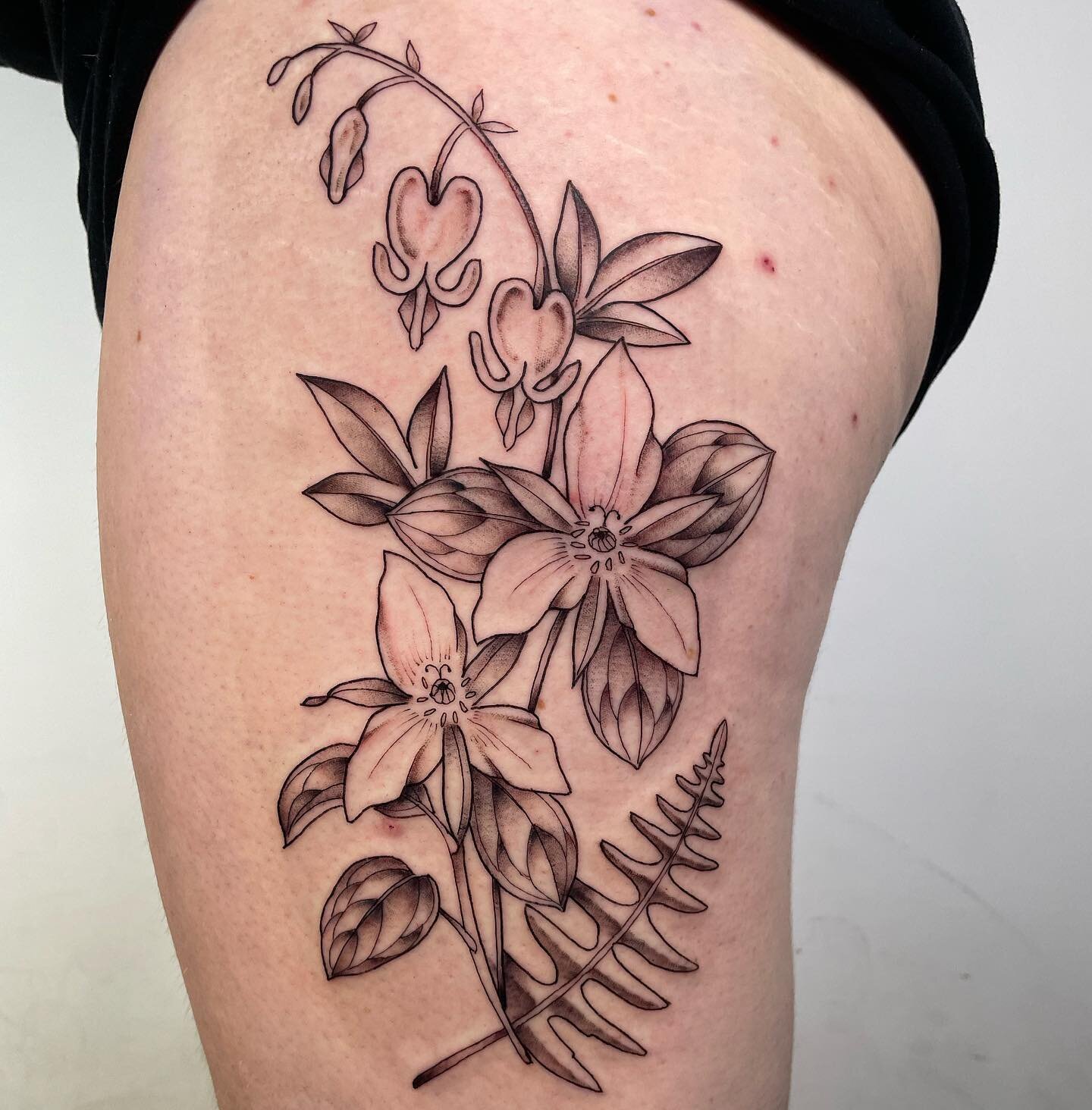 Thank you Bethany! getting excited for your guys&rsquo; tattoos to start poking out of shorts and shirts, it&rsquo;s the cutest time of the year. 🌞
.
.
.
.
.
.
.
.
.
#eugenetattoo #eugeneoregon #eugene #oregon #oregontattoo #pnw #pnwtattoo #trillium