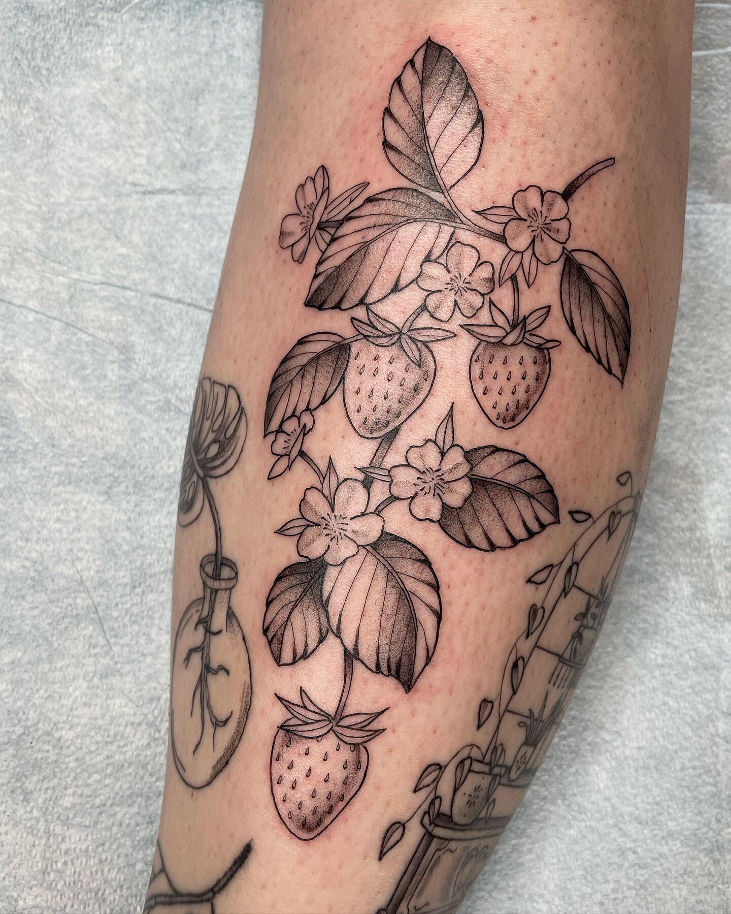 been such a fun week working with so many regulars 🥲 here&rsquo;s some strawberries tucked in for Kaylie 🍓 next to a healed window and a healed garlic on her calf :) thank you appreciate you! 
.
.
.
.
.
.
.
.
#eugenetattoo #eugeneoregon #eugene #or