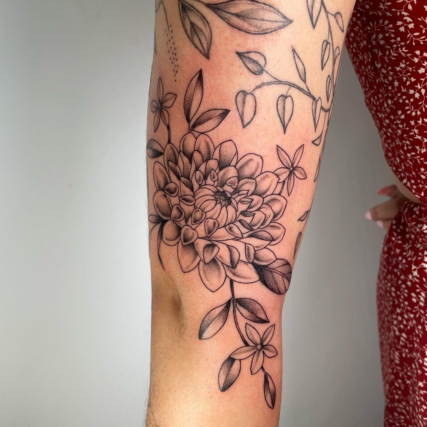 Dahlia and Jasmine to finish up Sarah&rsquo;s half sleeve. Everything else has been done in the last year and I love to see how it has so easily flowed together 🥲 thank you for your trust and enjoy your hot girl summer ☀️🔥
.
.
.
.
.
.
.
.
.
.
#euge
