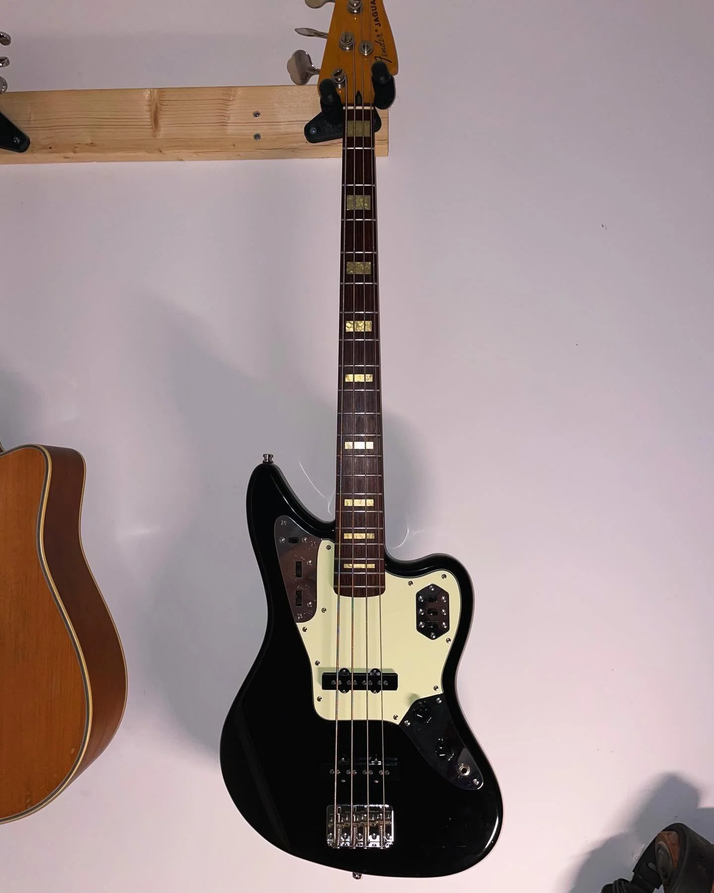 Showing off my cleaned-up 2004 CIJ Fender Jaguar Bass! Oiled the fretboard which really brought out this striping in the rosewood (slide 3). Also flipped the passive/active switch bc I accidentally put it in upside down years ago. Also fairly certain