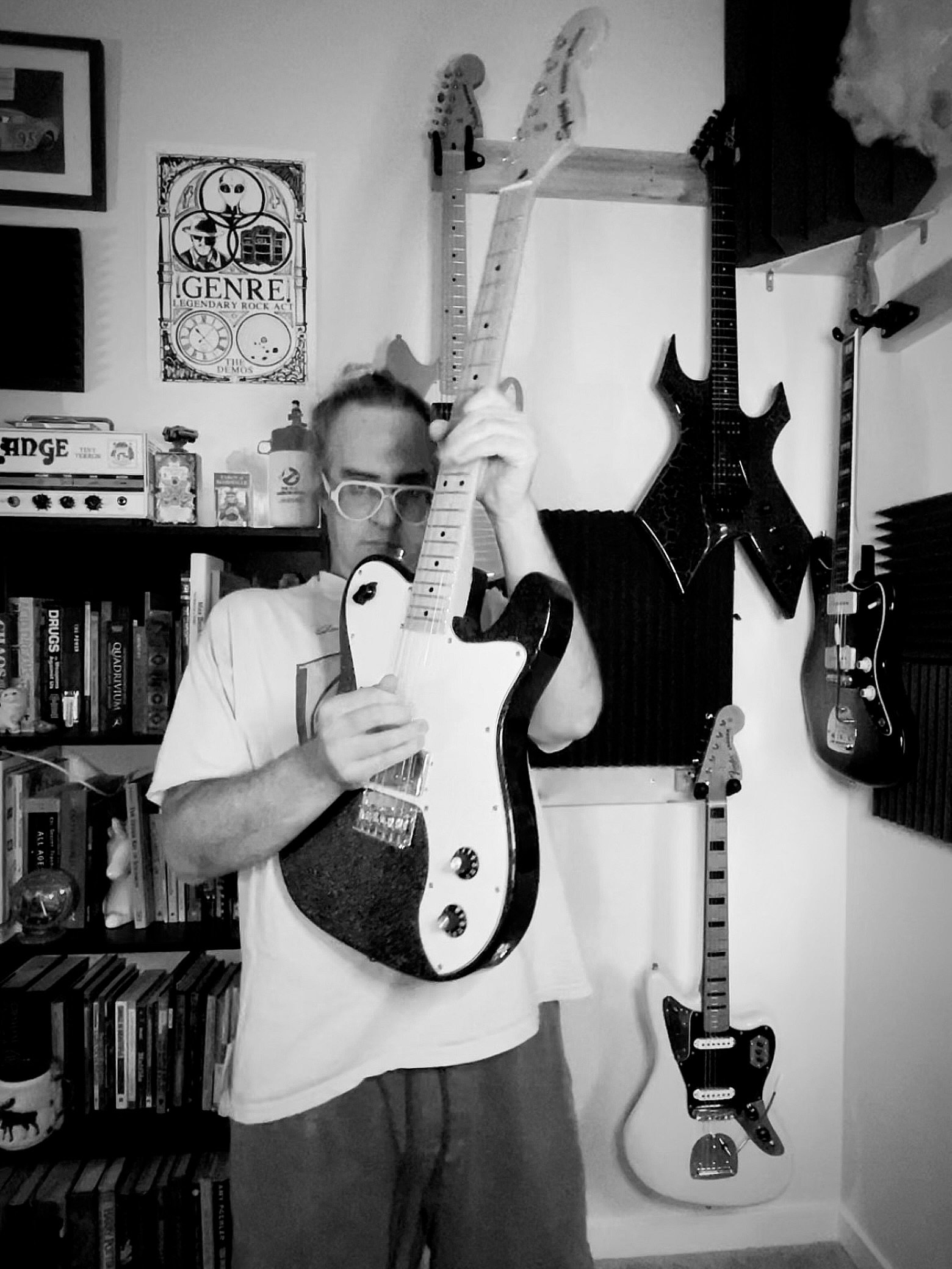trying out a new background/video orientation for playthrough vids. gonna be a bit more work to download the footage and sync it, but pretty sure the algorithm hates webcam videos so desperate to try whatever #guitar #punk #metal