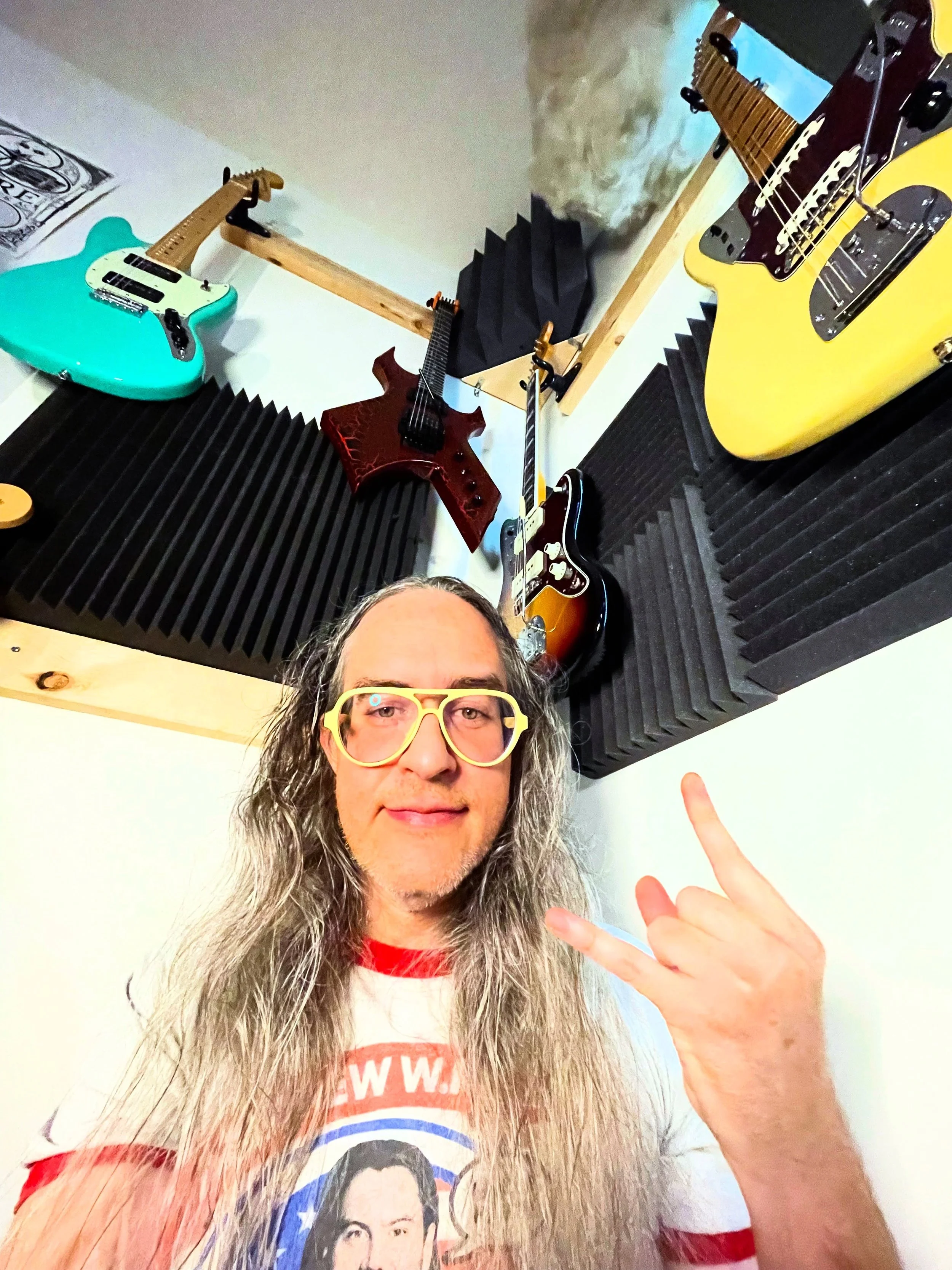 Watch me play these bad boys on Twitch! Going live shortly, tune in if you like punk and metal like the Offspring, Jawbreaker, NOFX, Iron Maiden, Lagwagon, etc #livestreamer #guitarist #punk
