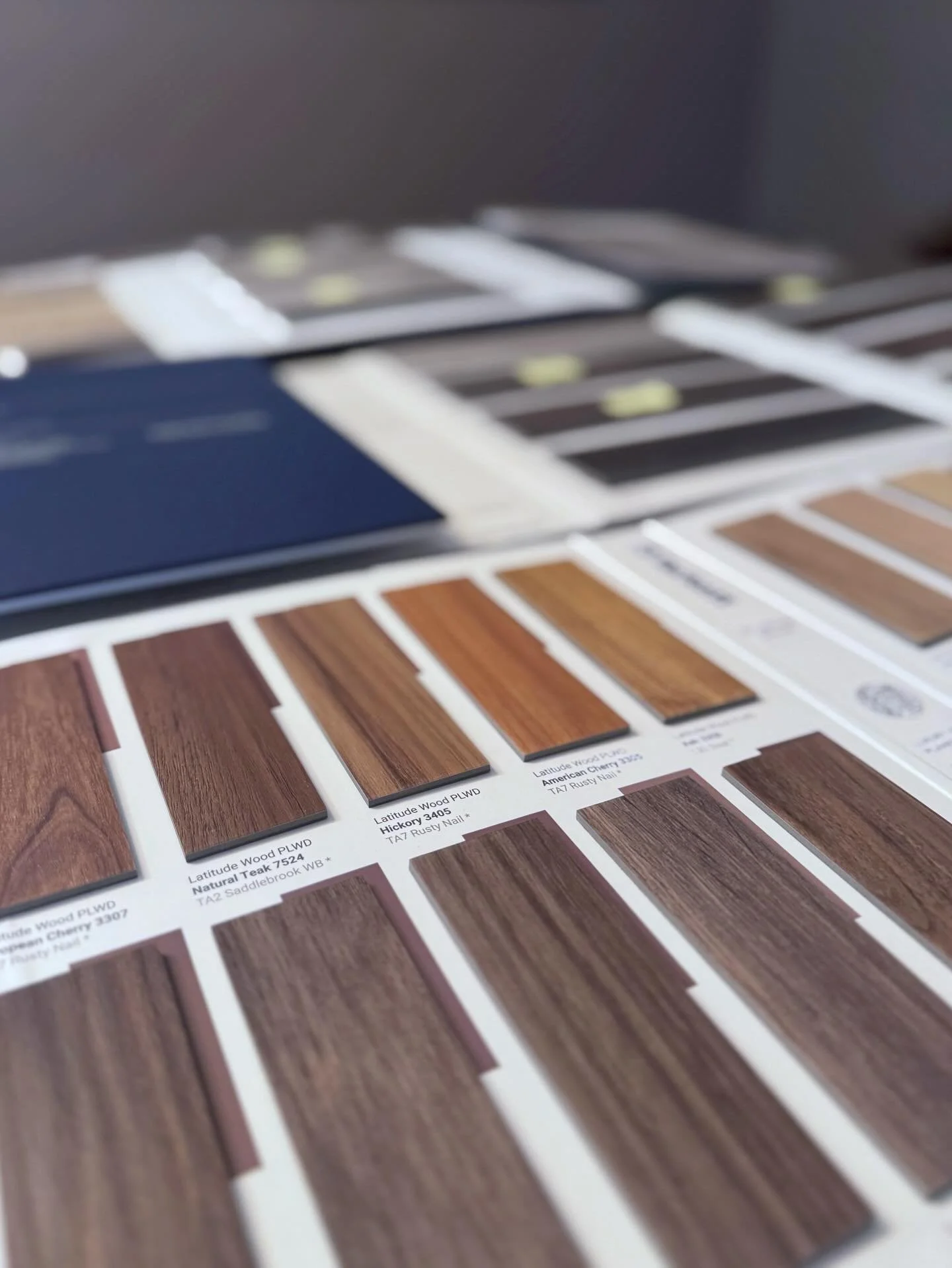 POV your dining room table turns into a flooring center. Making decisions over here, even without an interior design degree or accreditation. 🤷🏻&zwj;♀️🤪

I LOVE giving new life to old/dead/sad spaces, and I navigate these projects through two equa