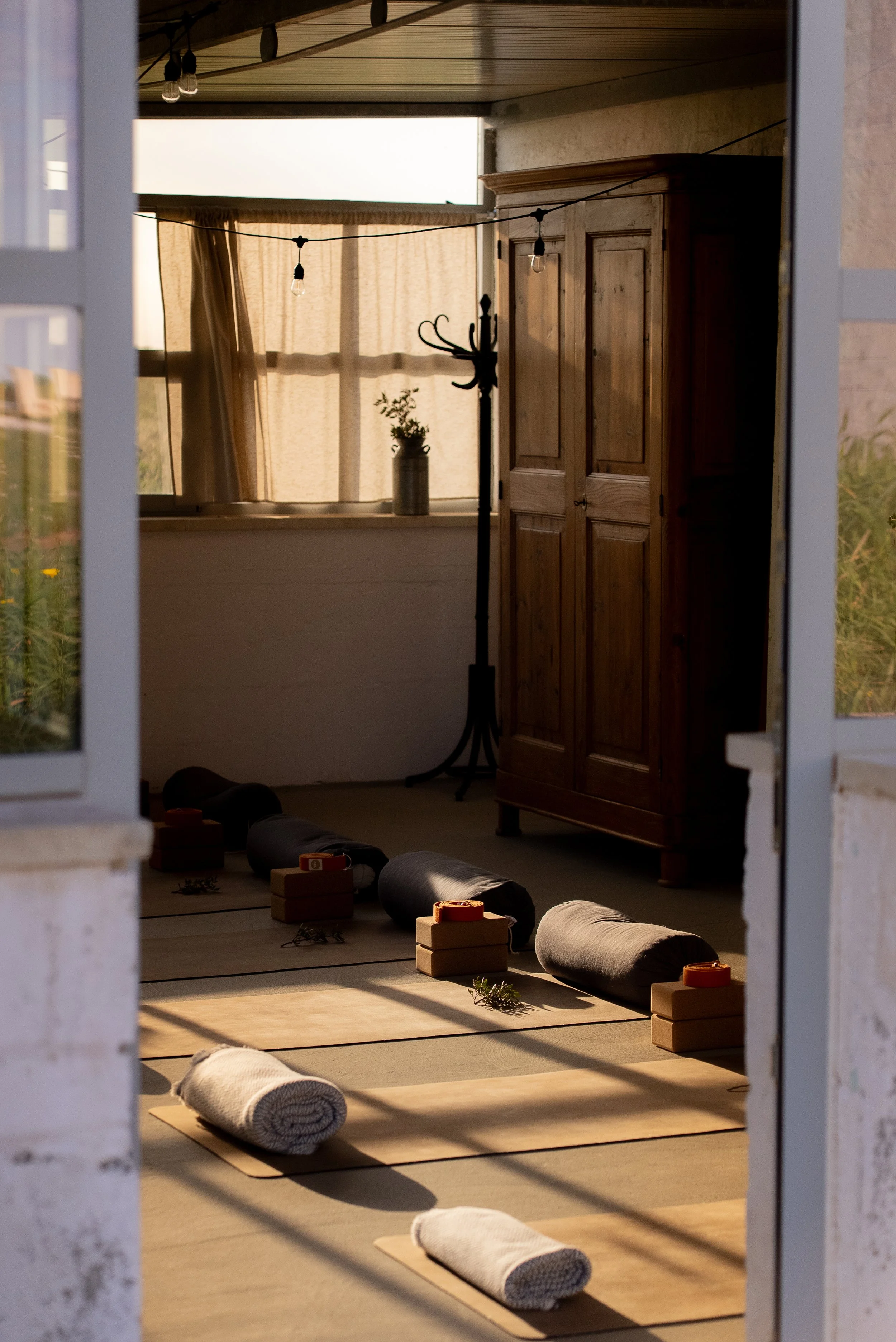 Open and airy yoga retreat space in southern Italy blending indoor and outdoor atmosphere
