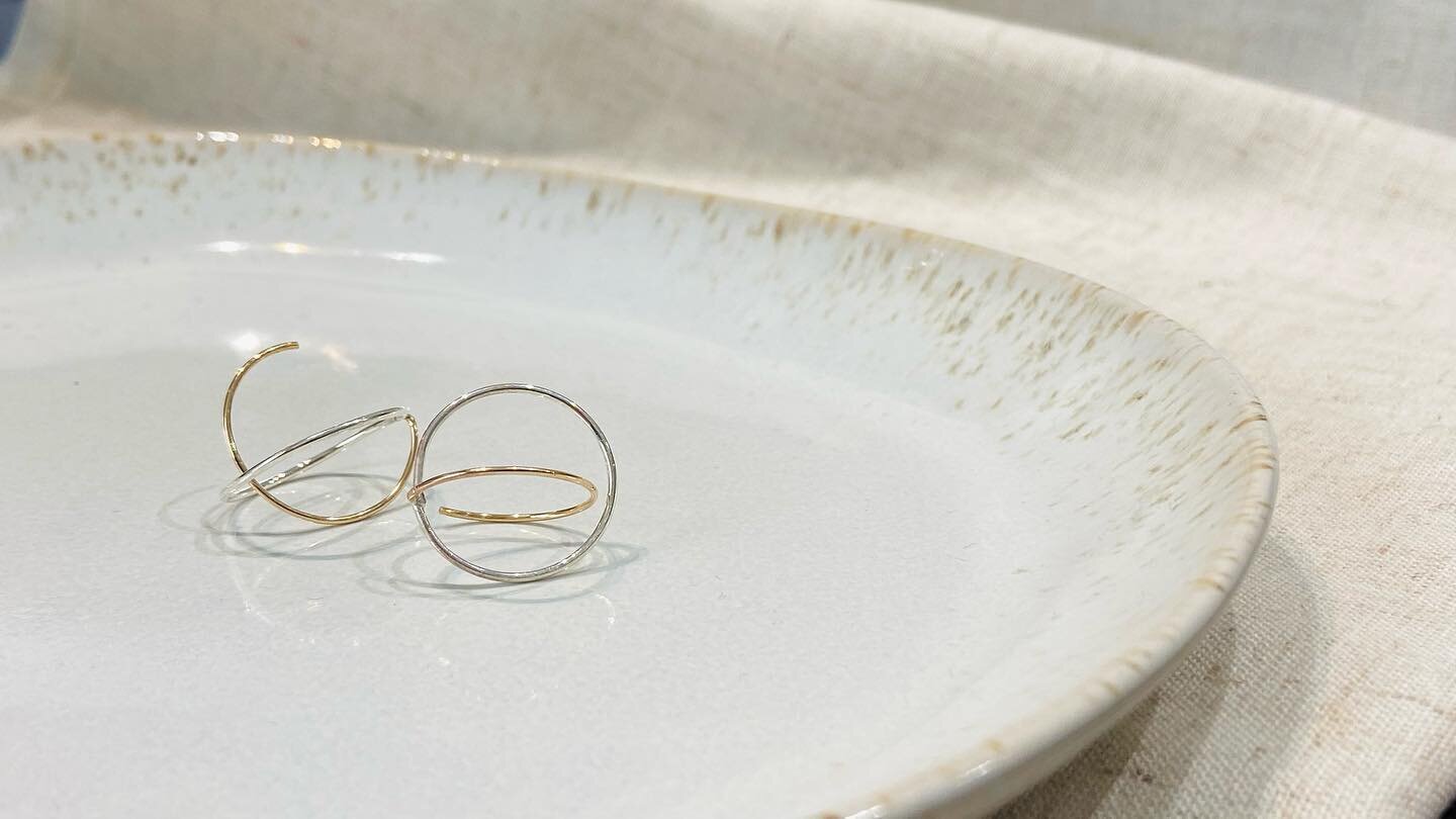 Un petit aper&ccedil;u de la prochaine collection Bijoux autour du fil ✨
Bijoux modernes et minimalistes
Ce mod&egrave;le est plus que valid&eacute; 🪐
Dites moi ce que vous en pensez 🥰
#bijoux #bijouxor #bijouxargent925 #bijouterie #creative #bijou