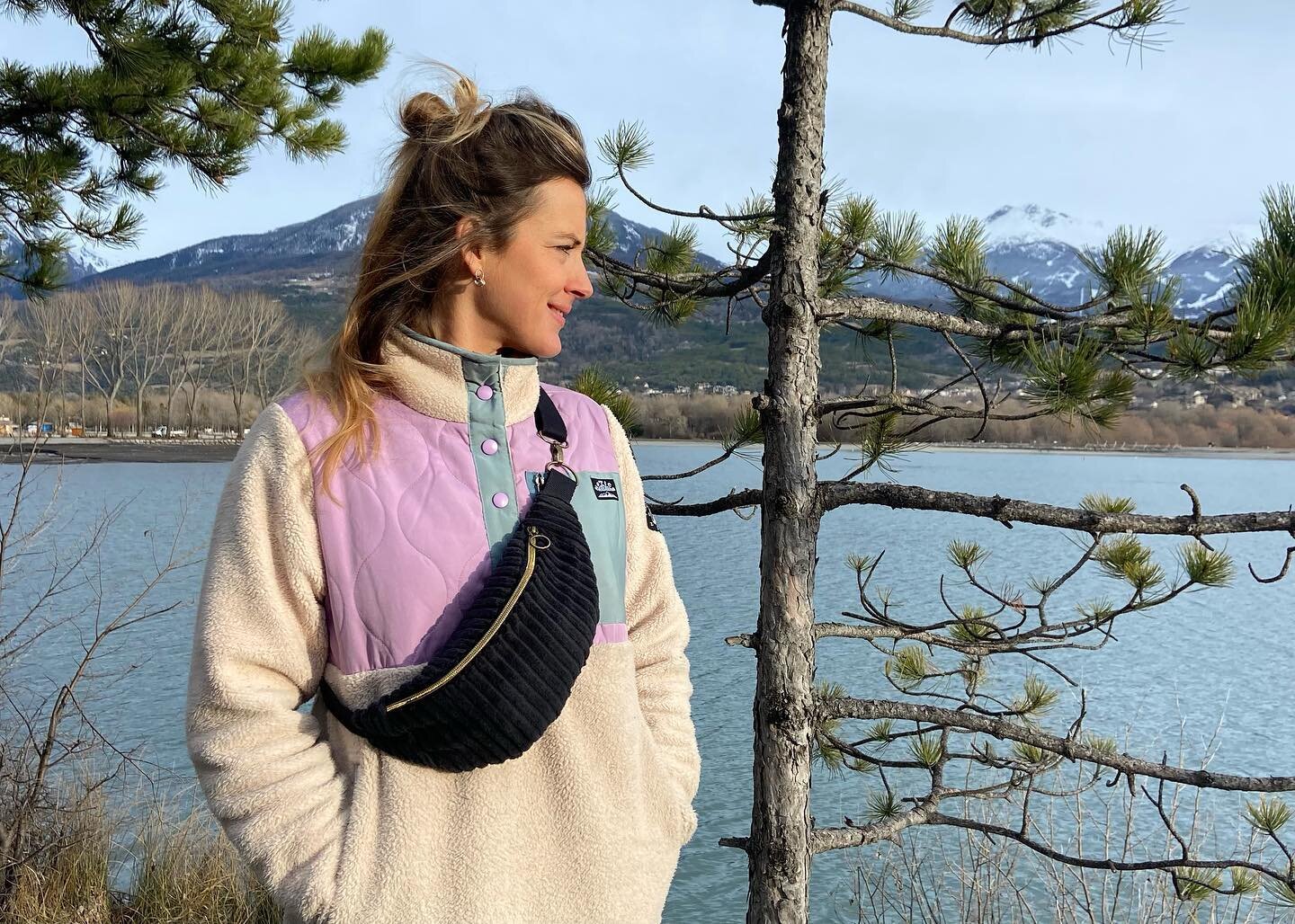 Banane &laquo;&nbsp;Forest&nbsp;&raquo; 🌲🌲🌲
Velours c&ocirc;tel&eacute; Oeko Tex Vert sapin
Doublure WAX 
Fait main, cousu &agrave; la commande 
#artisanat #couture #coutureethique #femme2024 #mode2024 #accessoires #style #faitmain #faitenfrance #