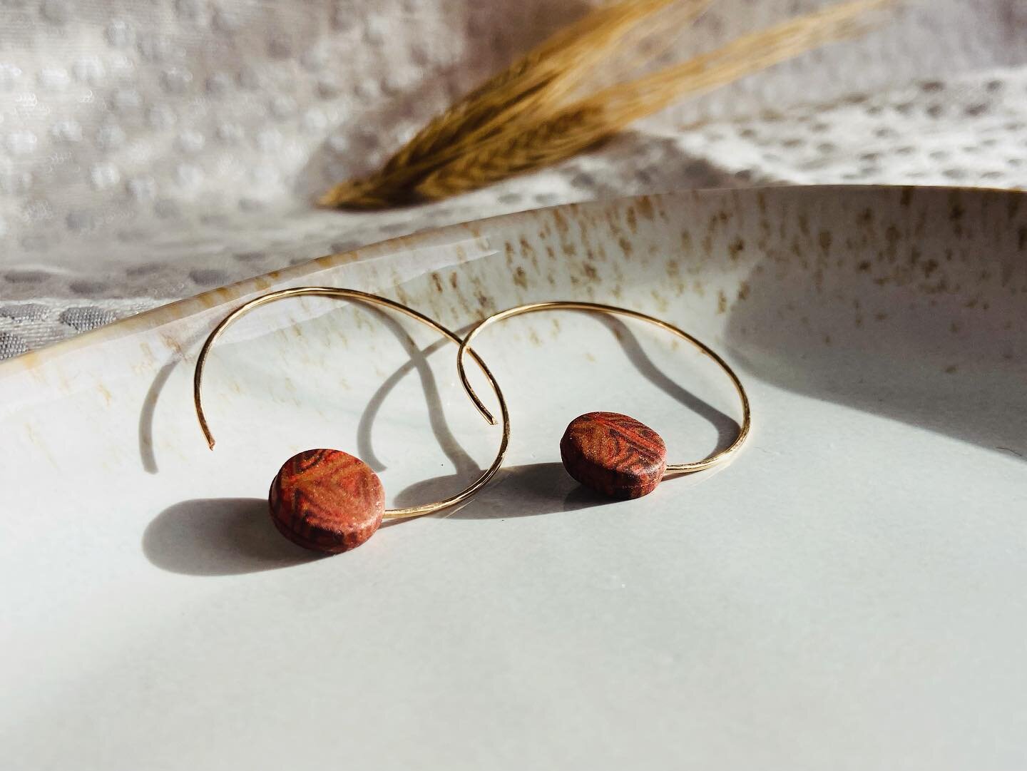 Derniers mod&egrave;les de la collection Iconiques ✨ Dispos
Avant le r&eacute;assort du printemps 🌼
Tellement h&acirc;te ☺️
#bijouxfaitmain #bijouxuniques #bijouxgoldfilled #argilepolym&egrave;re #bijoux