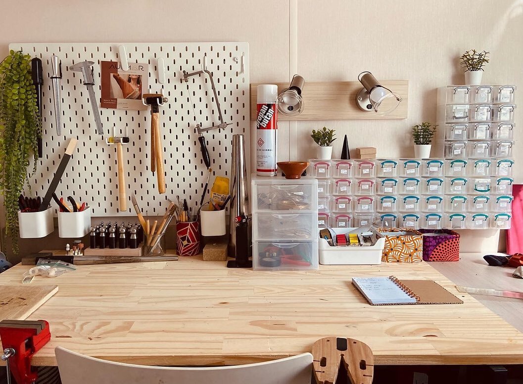 Mon atelier &hearts;️ Petit coin de bonheur 
C&ocirc;t&eacute; bijoux / c&ocirc;t&eacute; Couture / C&ocirc;t&eacute; jardin 🌞
Je fais parti de celles qui aiment travailler dans un espace ordonn&eacute; 😇
#sweethome #sweetplace #atelier #creation #