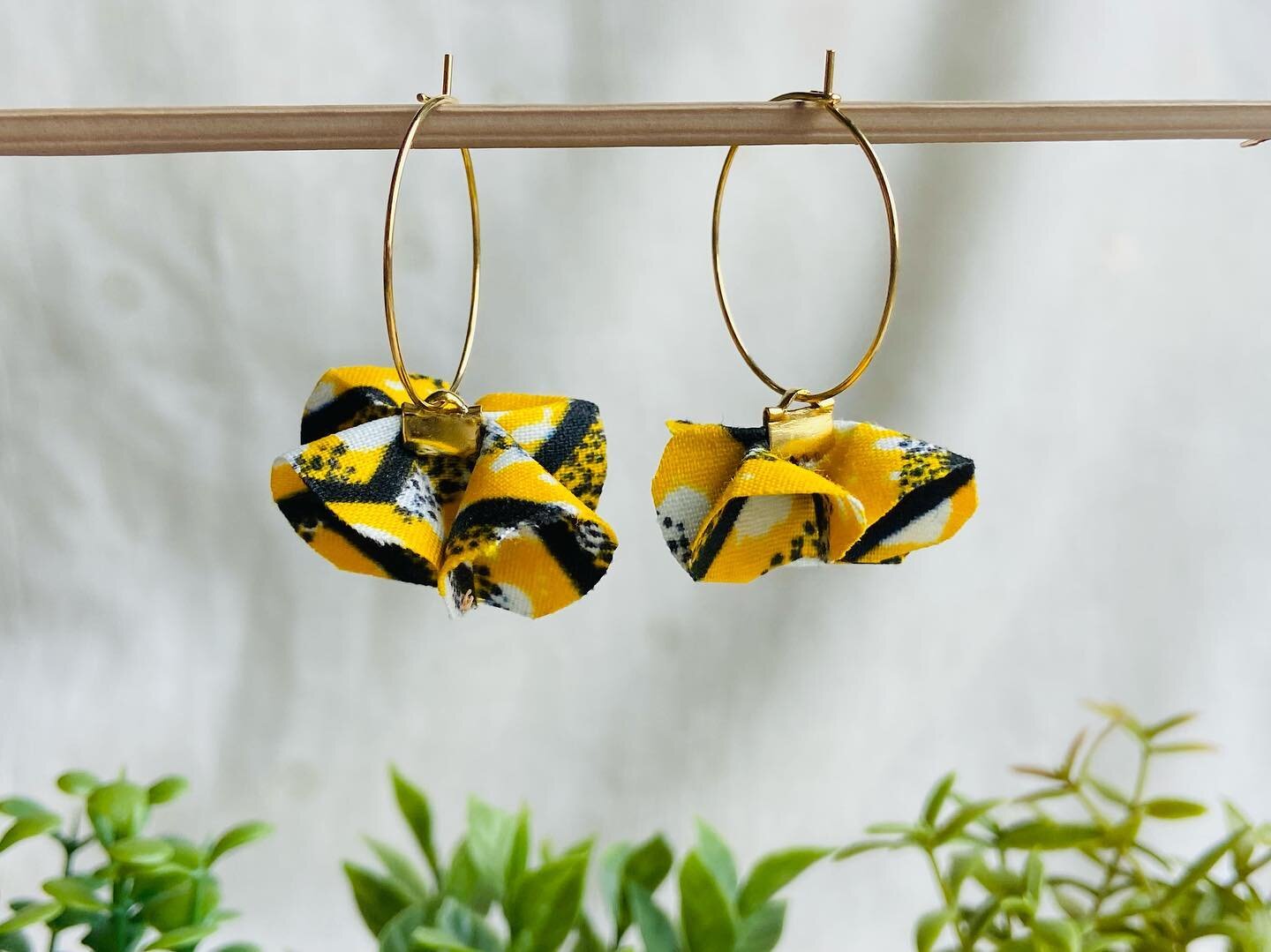 Nouvelle Co Hibiscus 🌺 Les jolies boucles d&rsquo;oreilles en wax et acier inoxydable ✨
#bijoux #bijouxaddict #bijouxwax #bijouxtissu #bijouxfaitmain #bijouxprintemps #printemps2024 
#faitmain #bijouxuniques #creationbijoux