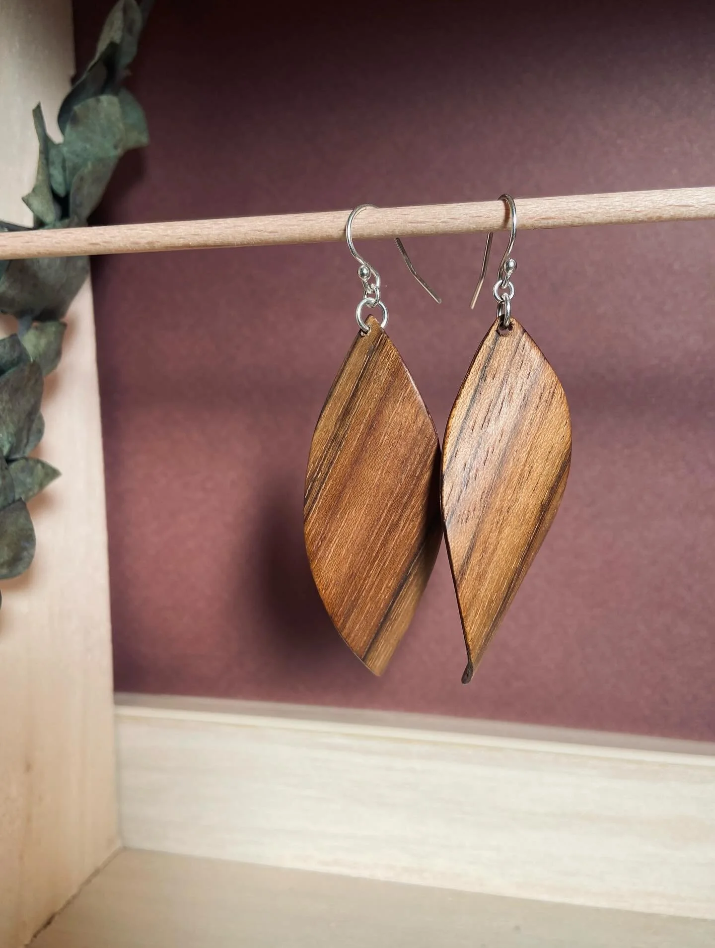 Boucles d&rsquo;oreilles en bois courb&eacute; et Argent ✨
#bijouxfaitmain #bijoux #creationbijoux #bijouxbois #boispr&eacute;cieux