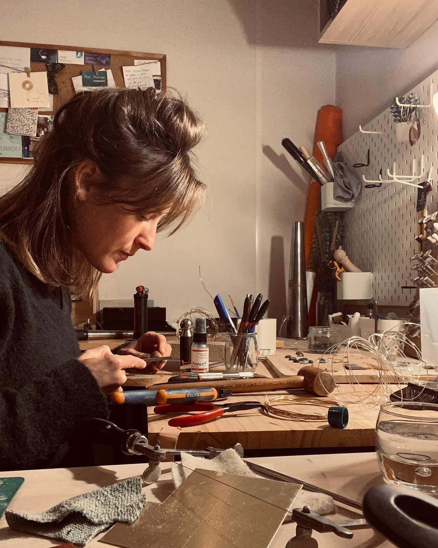 Moment nocturne &agrave; l&rsquo;atelier 🌝 
26-03-2025 / Une petite envie d&rsquo;aller cr&eacute;er, des id&eacute;es, tout mon petit bazar, et paf un bijou ! peut &ecirc;tre le d&eacute;but d&rsquo;une future collection &hellip; 🤫?
Il n&rsquo;y a