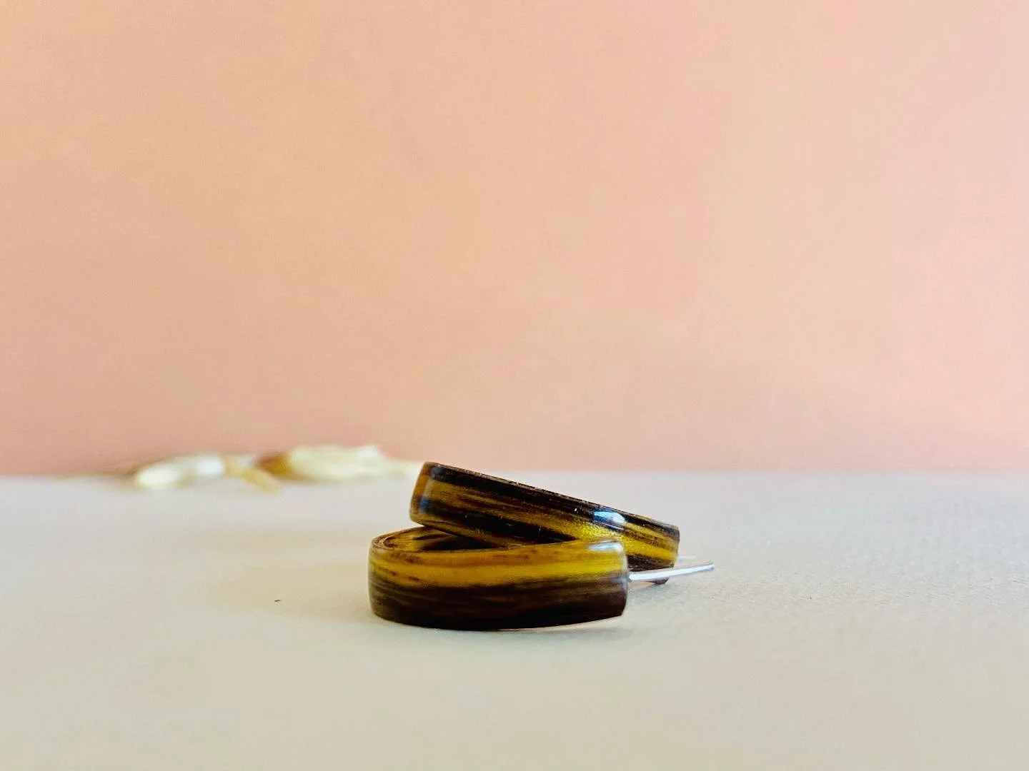 Cr&eacute;oles en bois ✨
Bois de zebrano 
Tige en Argent 925
#workinprogress #doityourself #bijouxbois #boisprecieux #bijoux #artisanat #artisanatfrancais