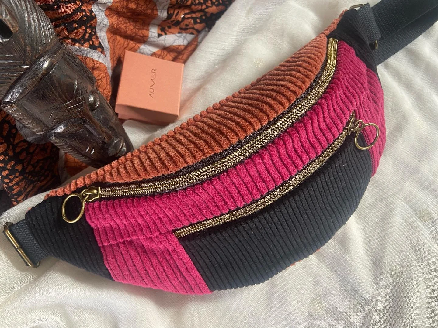 Les beaux patchworks, pour une banane originale, c&rsquo;est en ce moment au march&eacute; de no&euml;l d&rsquo;Embrun (05) et sur la boutique en ligne !! 
Attention, pi&egrave;ces uniques 🤩
#sacbanane #banane #banana #mode #style #modeethnique #mod