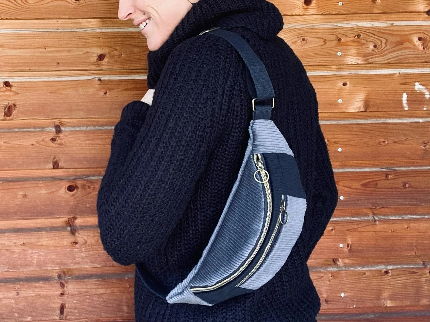 &Ccedil;a c&rsquo;est ma t&ecirc;te, pas peu fi&egrave;re de mon nouveau mod&egrave;le de sac banane, &agrave; doubles fermetures ⭐️😁
🖤Un beau patchwork de velours 
❤️&zwj;🔥Une doublure style ethnique 
#sacbanane #cadeaunoel #modeethique #modeethn