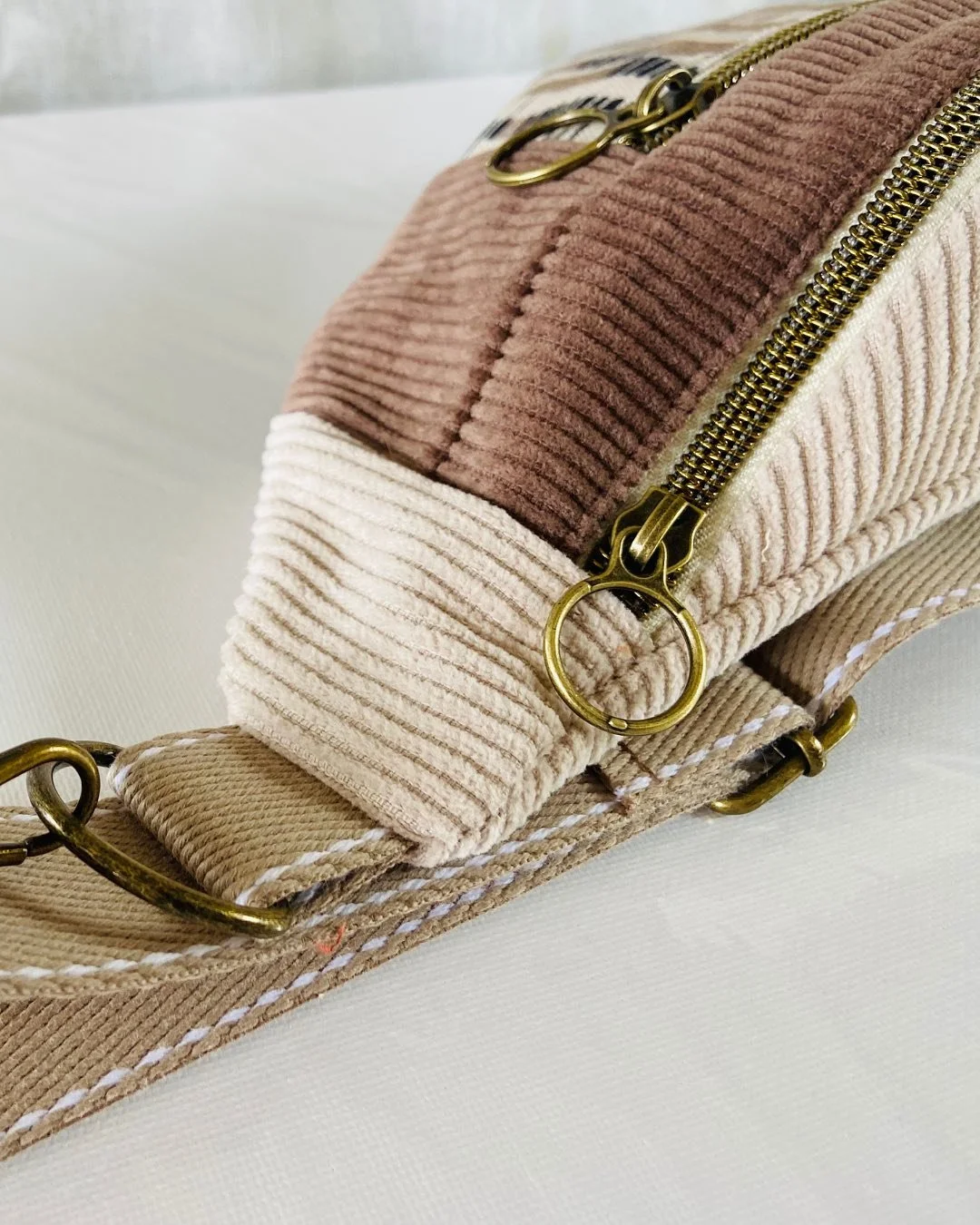 Nouveaut&eacute;s 🌞 Printemps 🌻
J-14 avant la f&ecirc;te des m&egrave;res 🌷
Le sac banane est un cadeau utile, tellement pratique, et tendance 
#artisanat #faitmain #f&ecirc;tedesm&egrave;res #sacbanane #cadeau