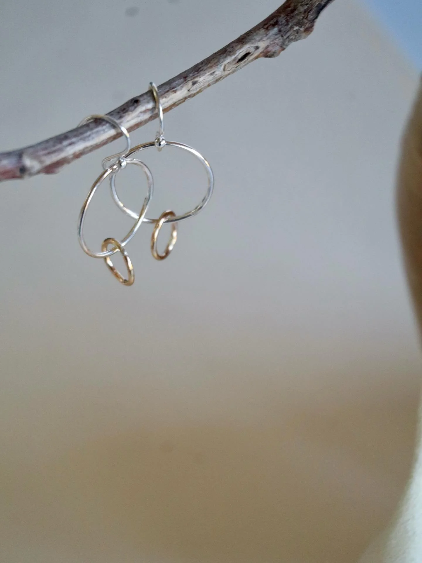 Nouveaut&eacute; ✨
Boucles d&rsquo;oreilles Argent et Or Gold Filled 14k 
J&rsquo;adore ce mix Or/ Argent, &agrave; la fois &eacute;l&eacute;gant et original ☀️
Petite s&eacute;rie, disponible sur la boutique en ligne