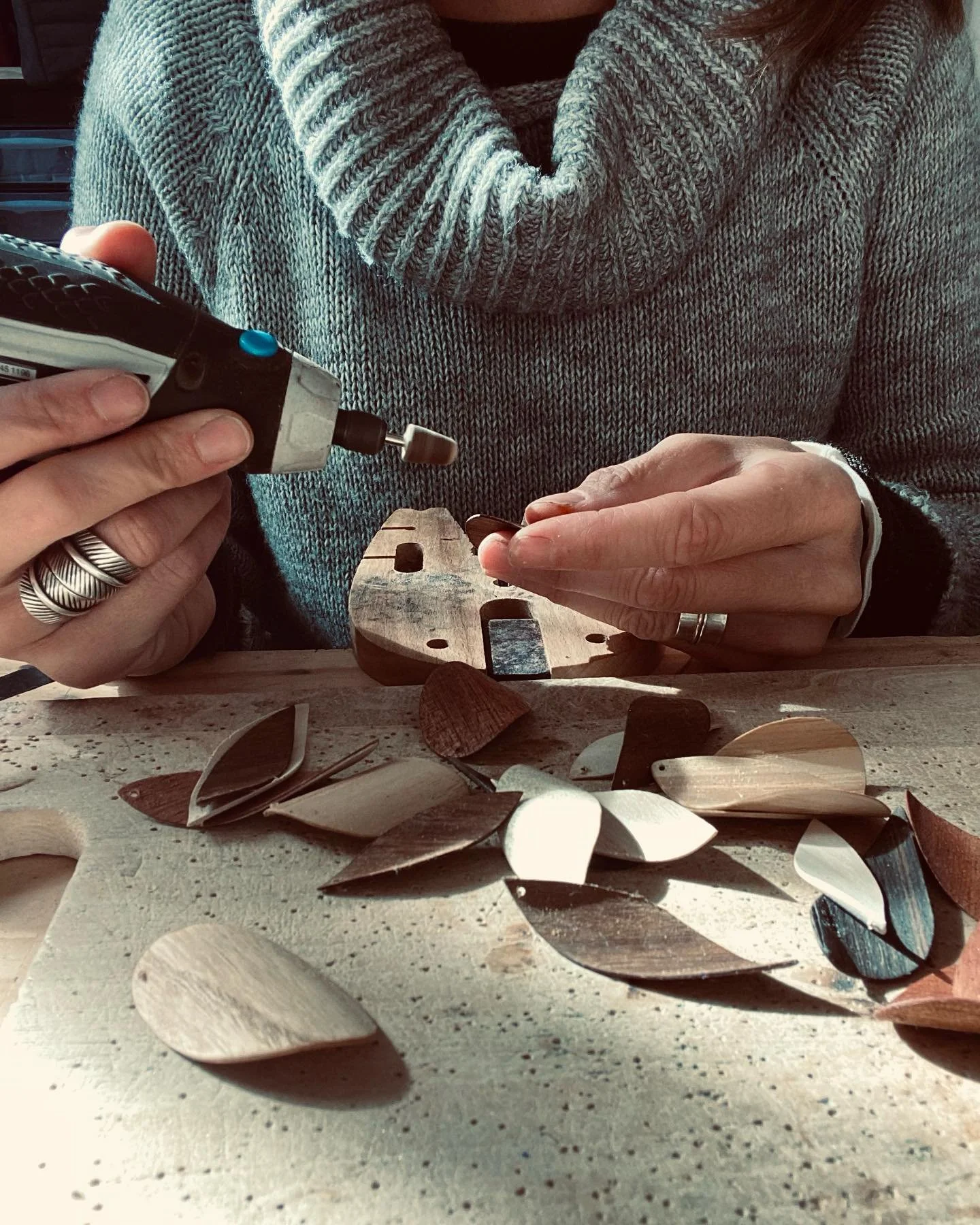 Cet hiver, c&rsquo;est la saison de mes r&ecirc;ves ✨
Pour la premi&egrave;re fois, je me consacre 100% &agrave; mon activit&eacute;: cr&eacute;er des bijoux et des accessoires qui me plaisent, me font me sentir unique, et qui j&rsquo;esp&egrave;re, 