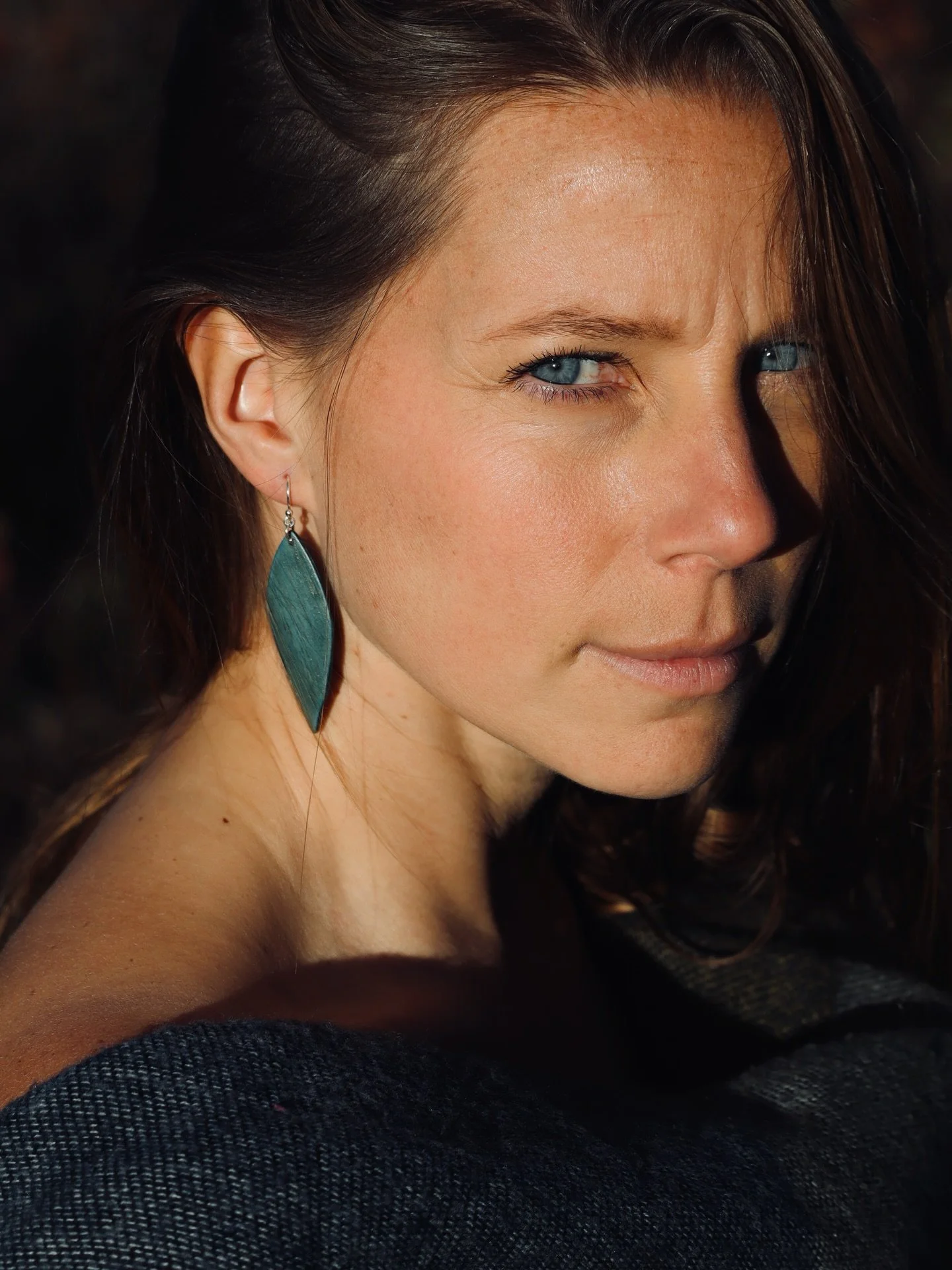 ✨ L&rsquo;&acirc;me du bois r&eacute;v&eacute;l&eacute;e dans un bijou 🤎
Merveilleusement port&eacute; par @___siryane___ 
#bijouxbois 
#bijoux 
#bijouterie 
#faitmain
bijouxartisanaux