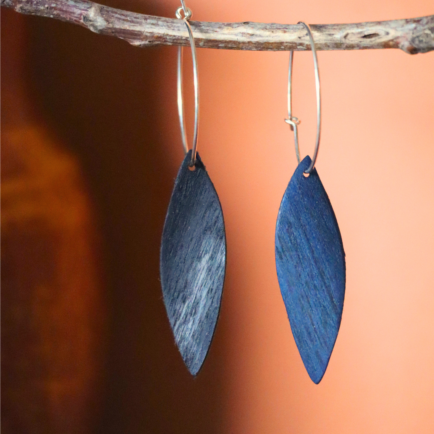 Boucles d'oreilles créoles en bois - Feuilles de tulipier teint