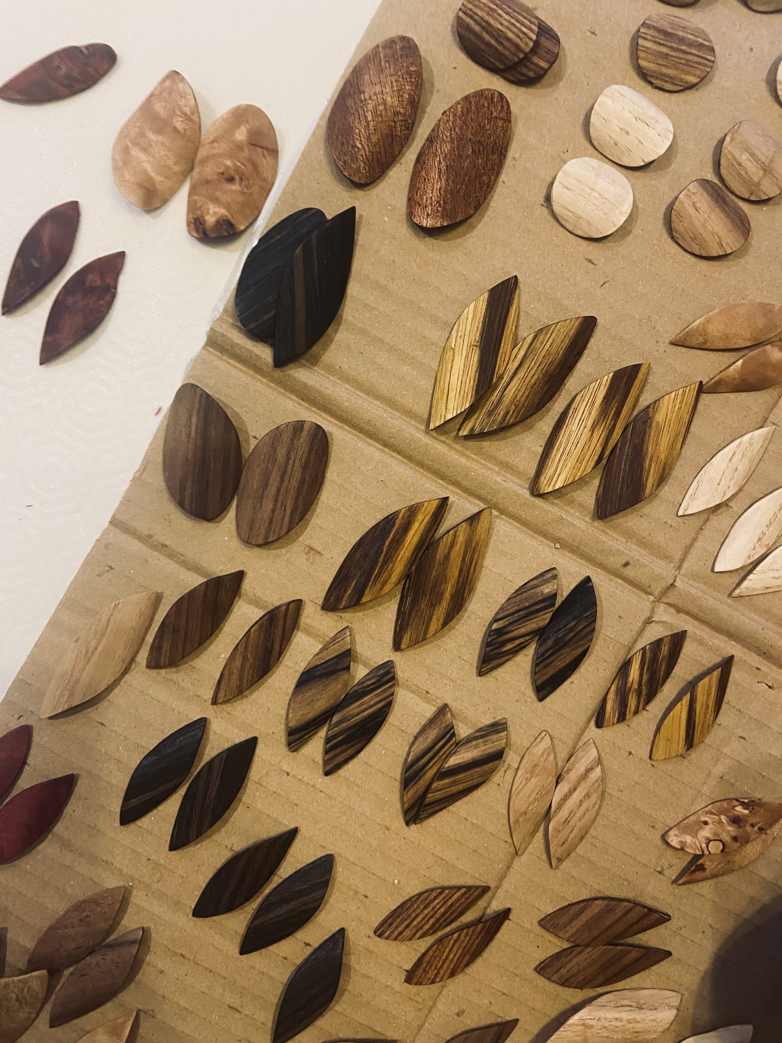 création de bijoux en bois