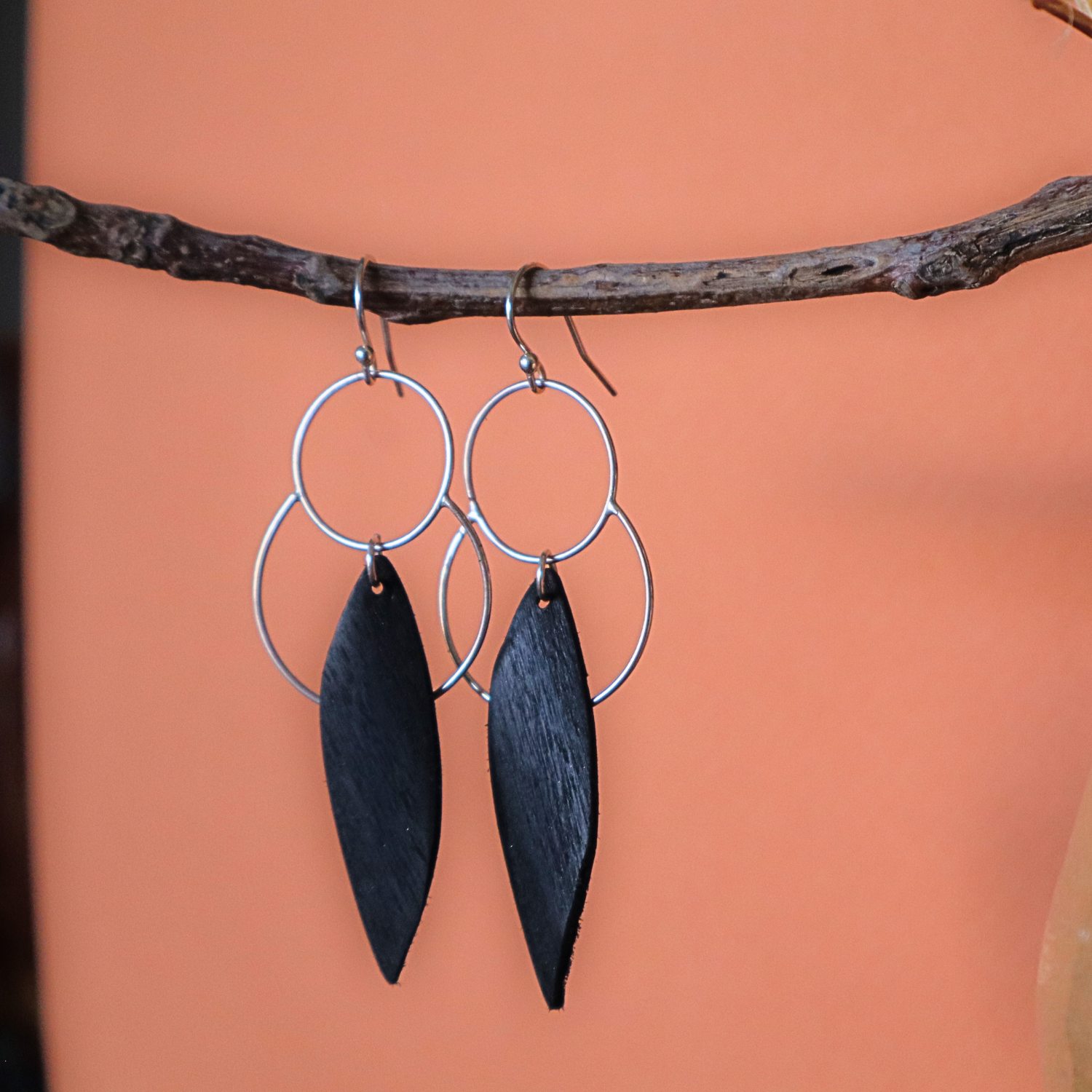 Boucles d'oreilles en bois - Feuille de tulipier teint