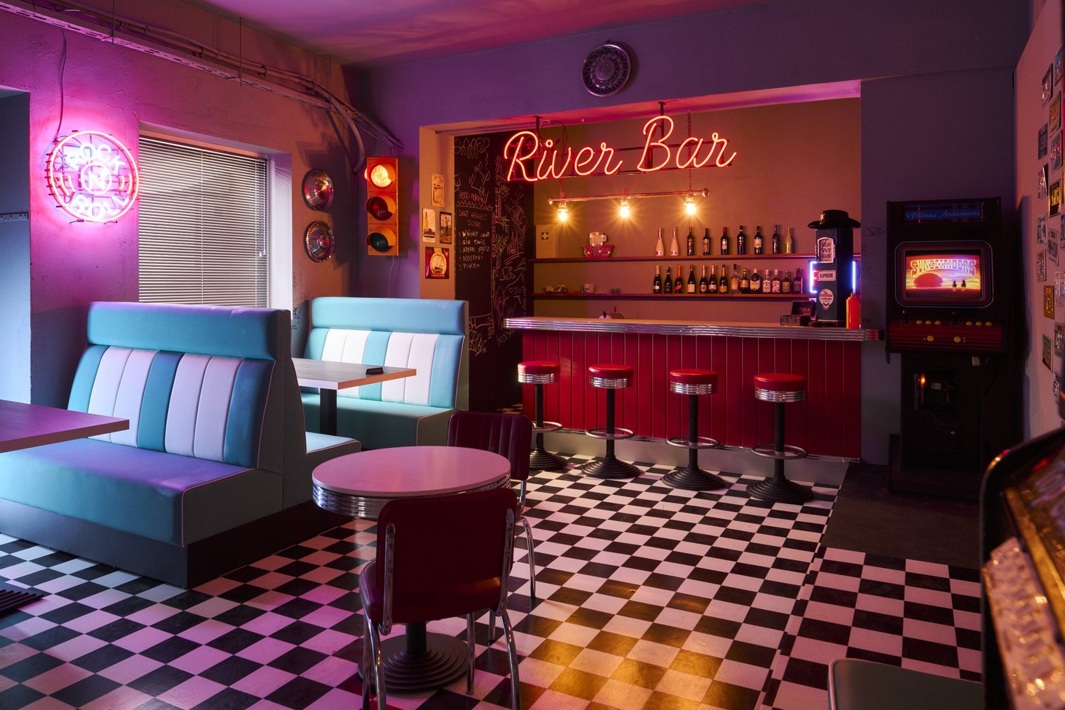 River Bar – lokacja filmowa baru w nocnym oświetleniu