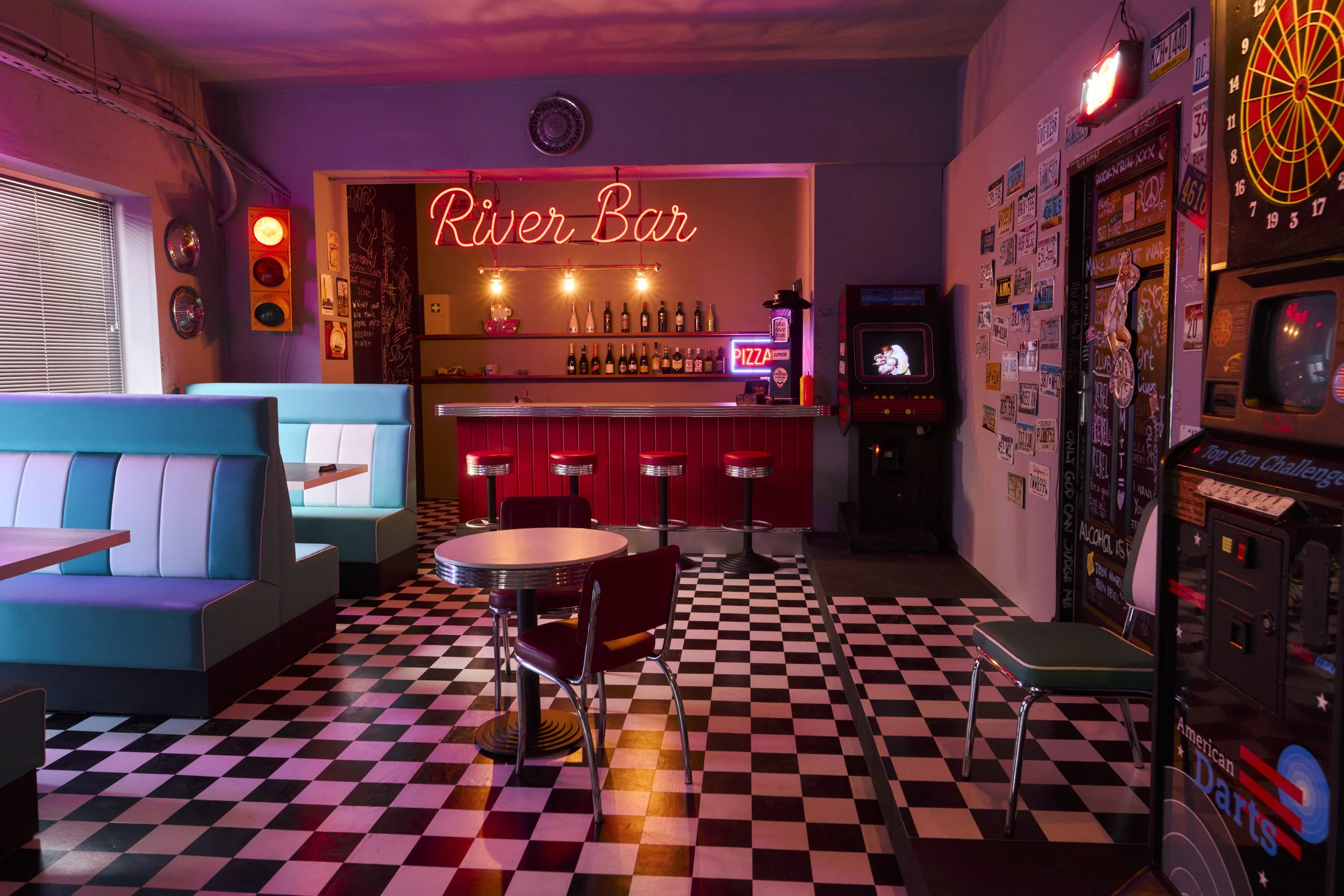 Bar filmowy retro w Warszawie – neonowe oświetlenie