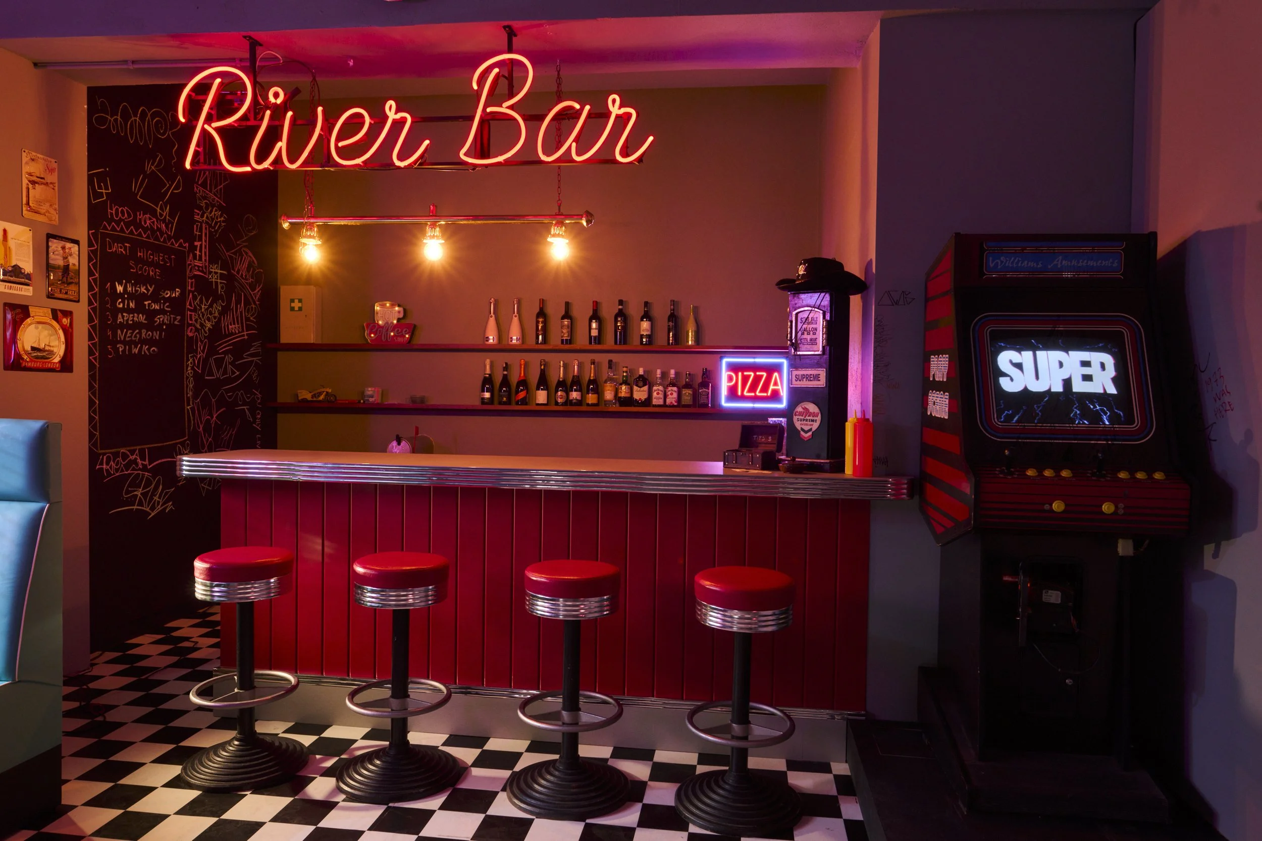 River Bar – chromowana lada i neon w scenografii barowej