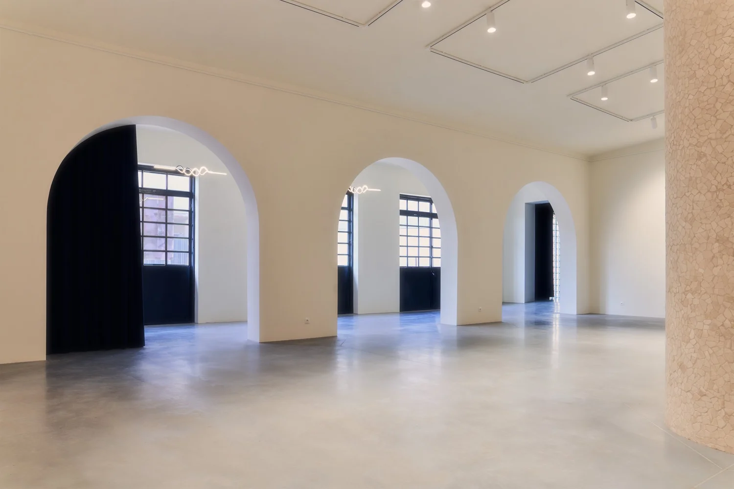 Łuki i kolumny VOID Gallery