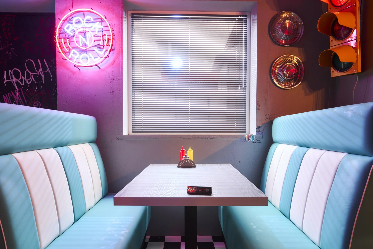 Boks barowy z detalami retro w lokacji filmowej River Bar