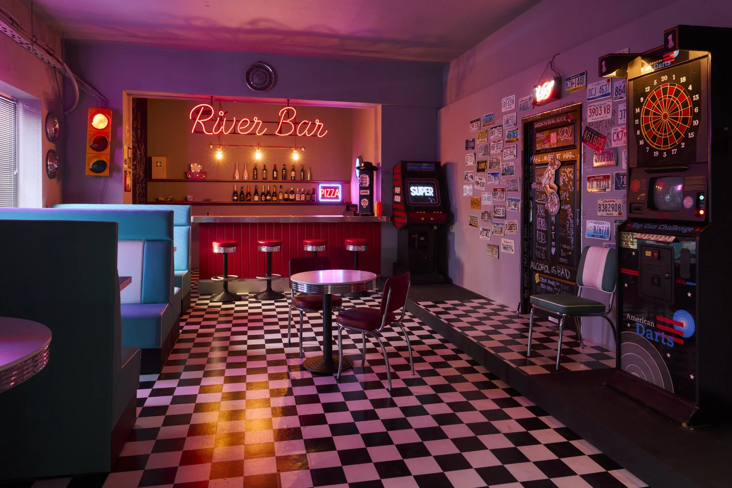 River Bar – neony i skórzane boksy w scenografii retro