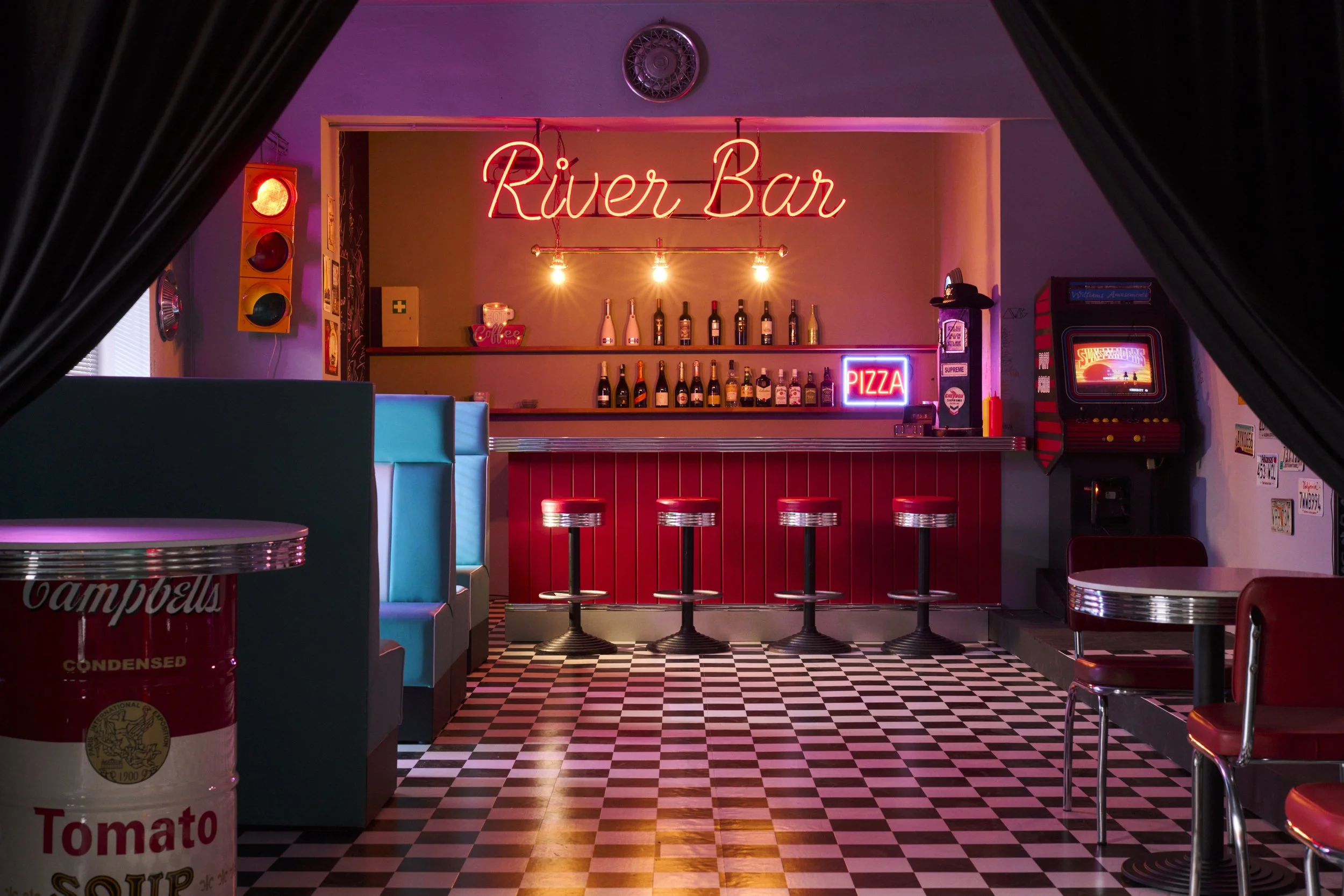 River Bar – szeroki plan baru filmowego retro w Warszawie