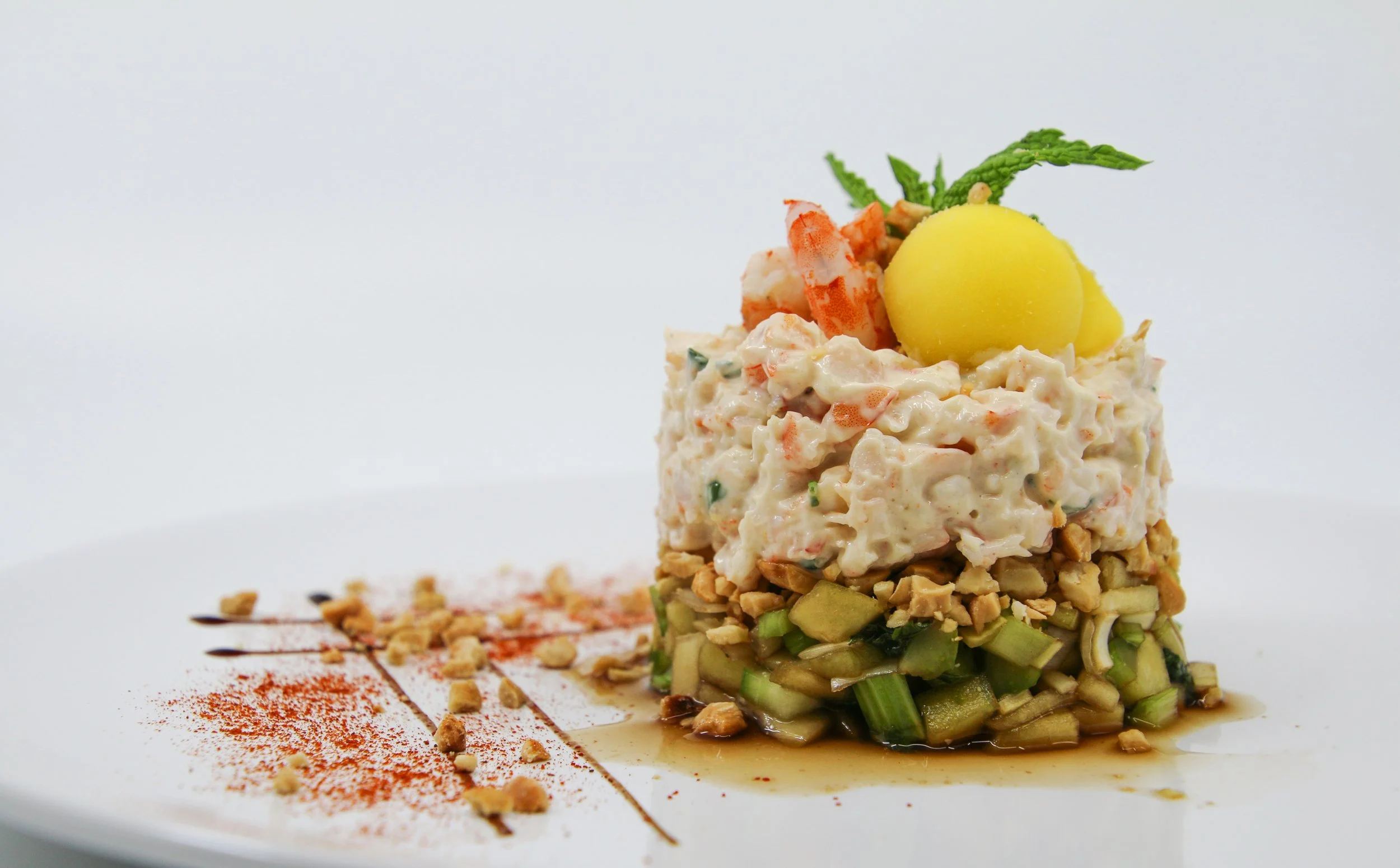 Entrada de camarones gourmet con texturas crujientes y cremosas, creada por un chef profesional en el Algarve y servida en el Pr1me Beach Club Monte Gordo.