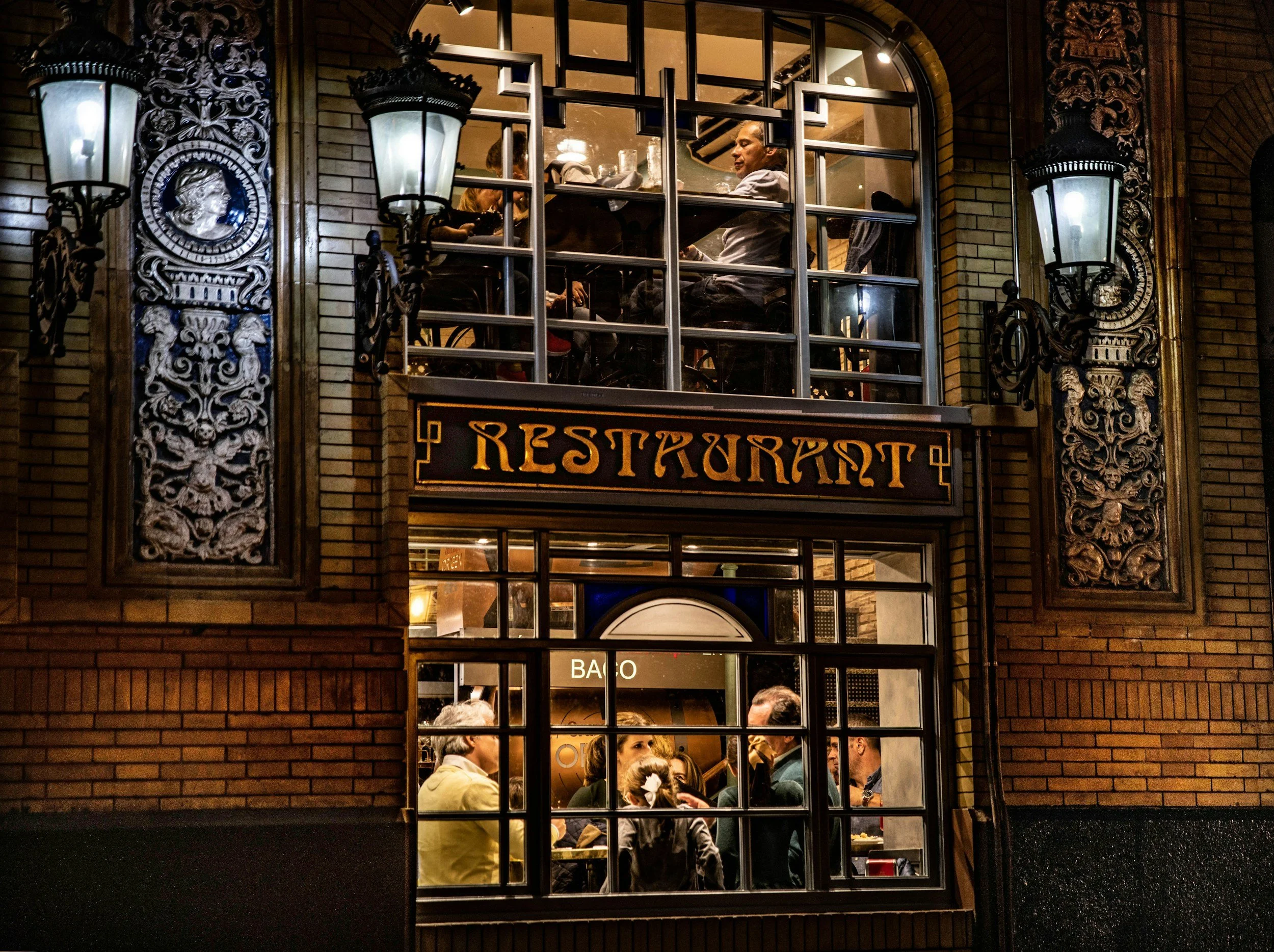 Cozinha em ação e sala em coordenação num serviço exigente de restaurante