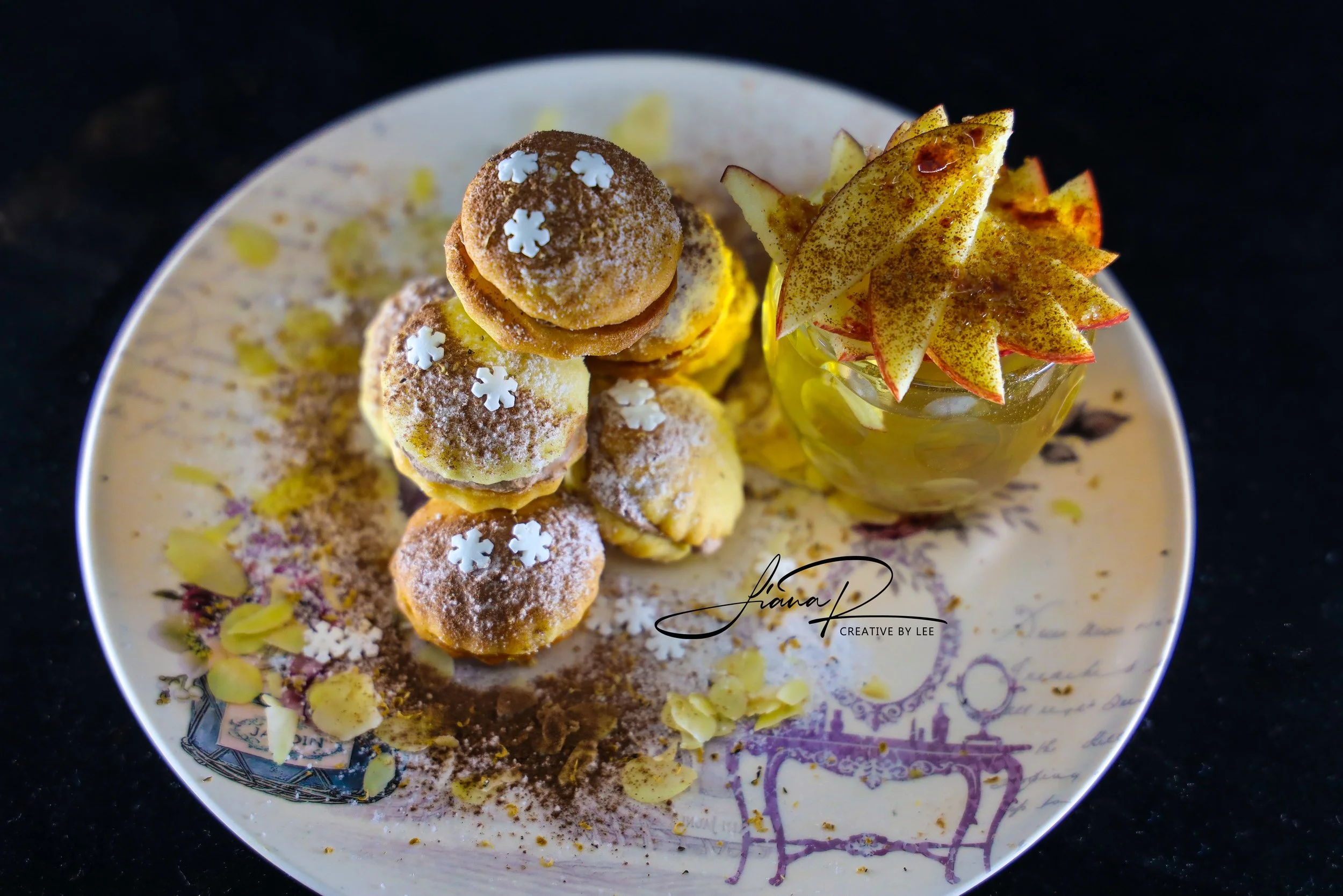 Postre navideño con galletas caseras de canela y manzana, chocolate y té caliente, creación artesanal de un chef en Portugal.