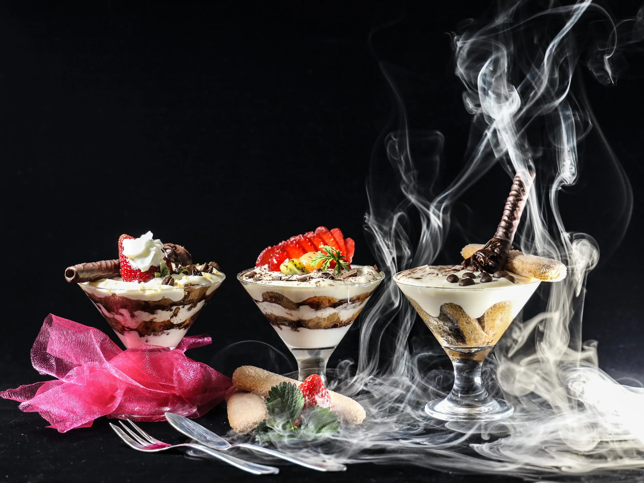 Tiramisú tradicional en vaso, postre italiano gourmet con café y crema de mascarpone.