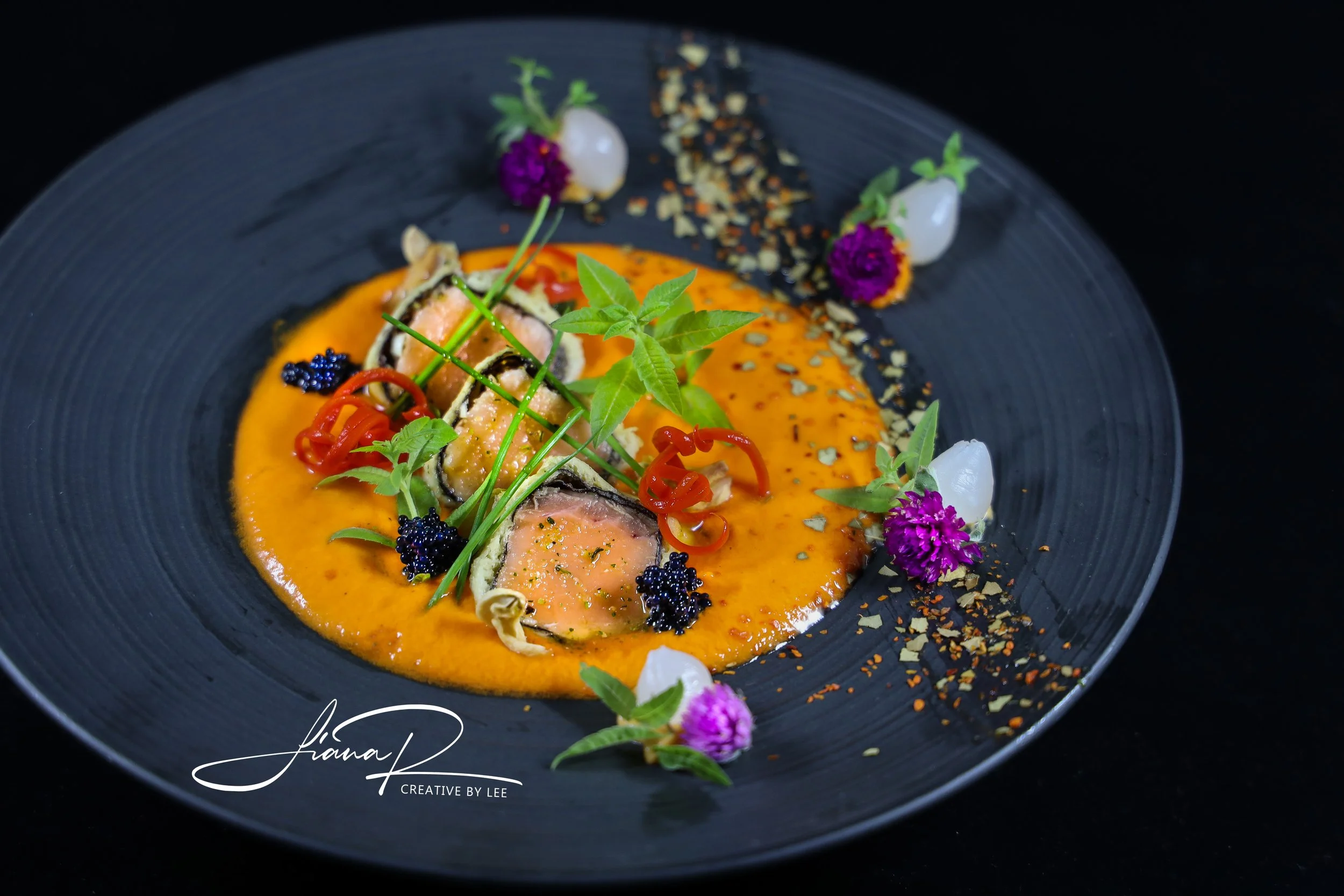Plato de fusión contemporánea con salsa de pimientos, pescado sellado, lima y guindilla, creación de un chef profesional del Algarve, Portugal.