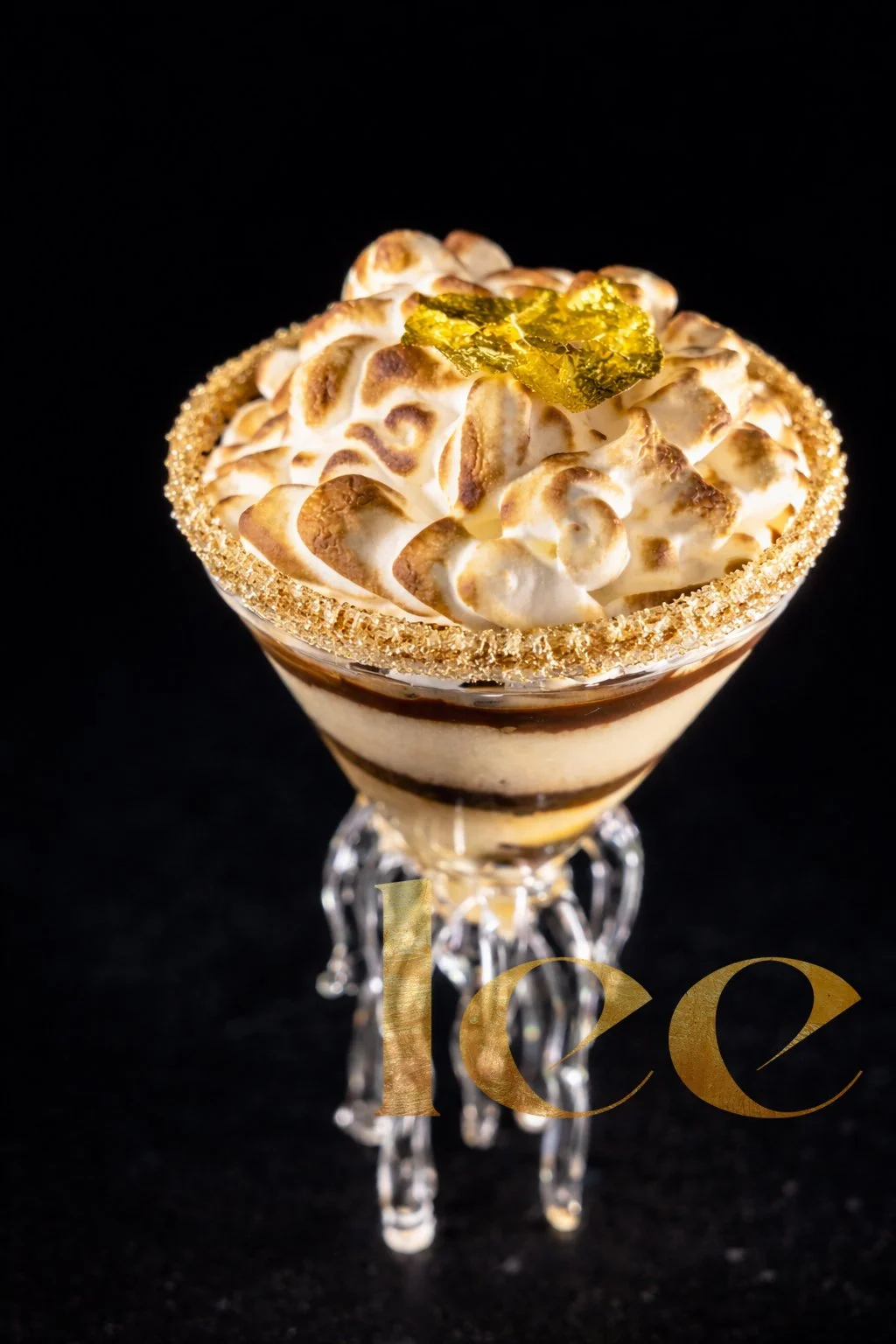 Lumière d’Or, postre de alta pastelería con merengue flambeado y lámina de oro comestible, postre gourmet creado por un chef profesional en Portugal.