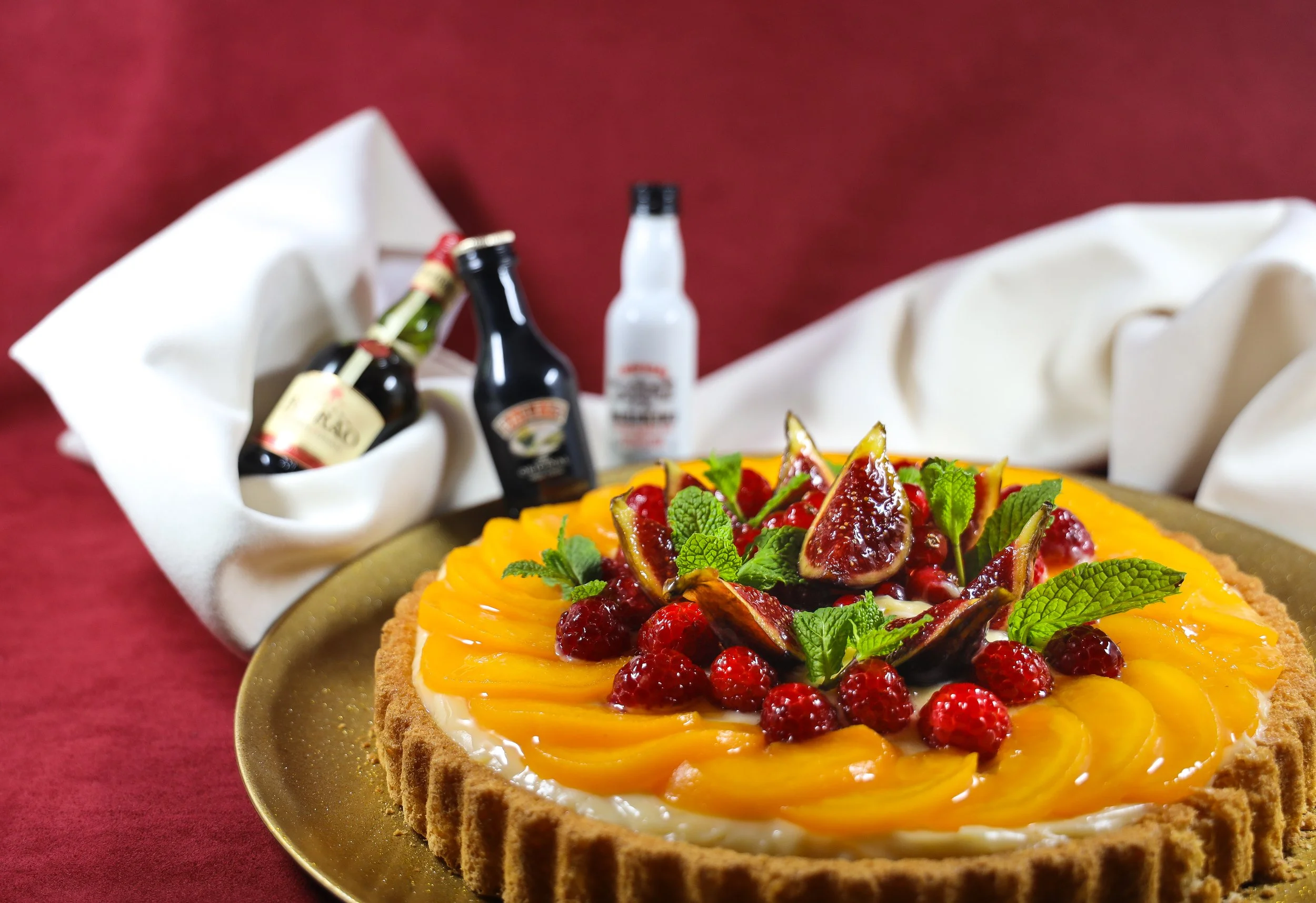Tarta de melocotón con crema de vainilla Bourbon y frutos rojos frescos
